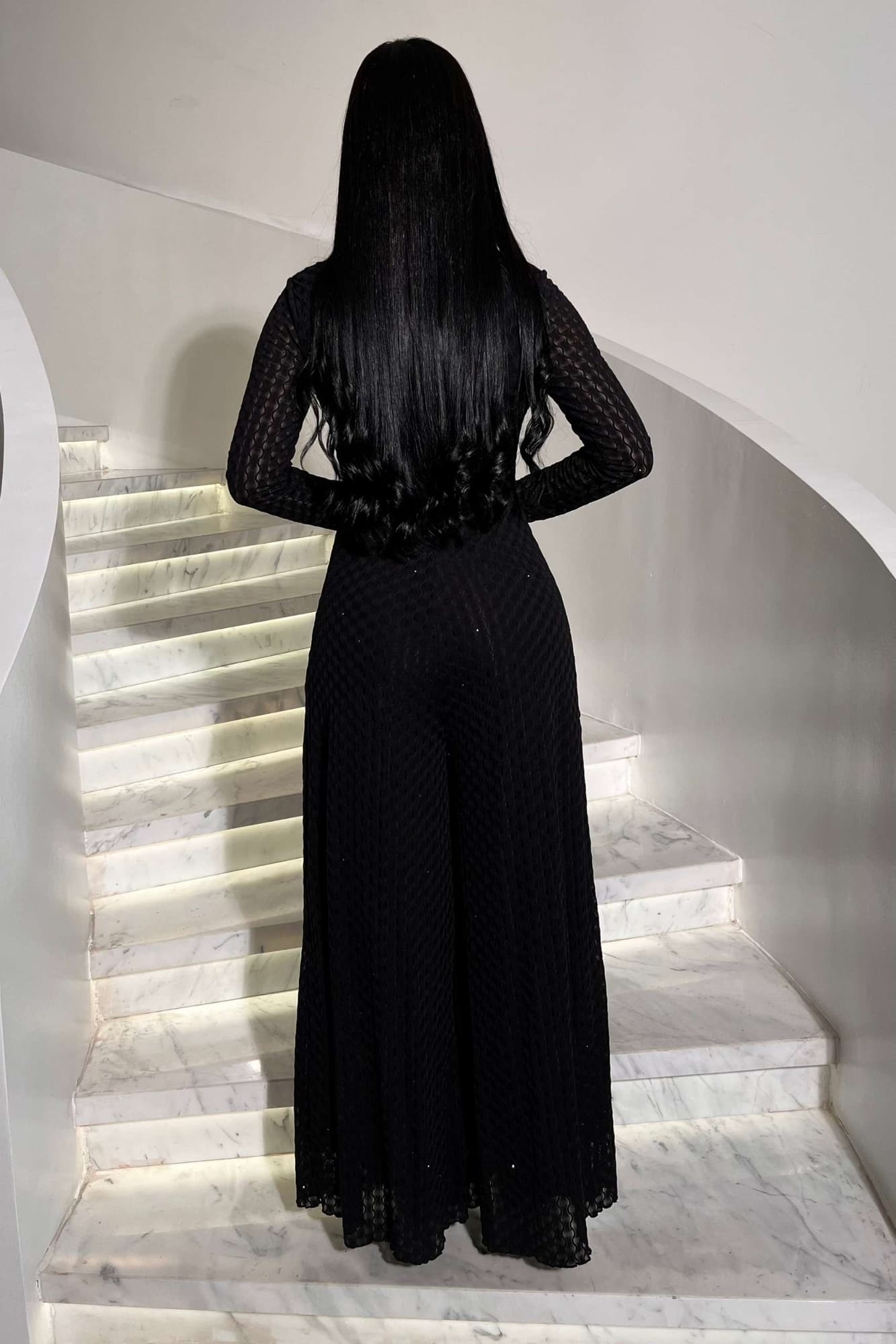 جمبسوت ناعم مزين بفصوص بتصميم أنثوي أنيق يبرز القوام بانسيابية ناعمة