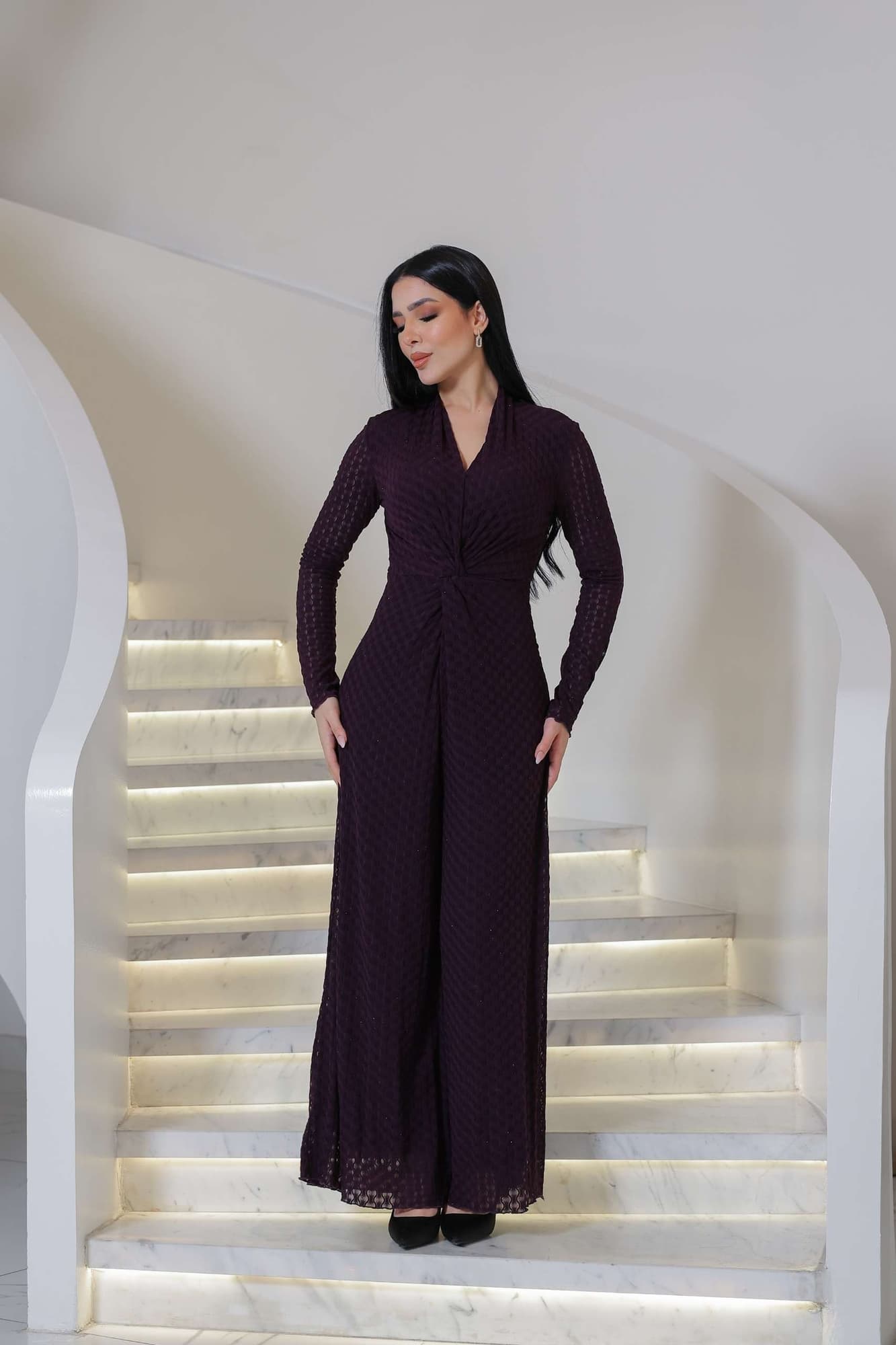 جمبسوت ناعم مزين بفصوص بتصميم أنثوي أنيق يبرز القوام بانسيابية ناعمة