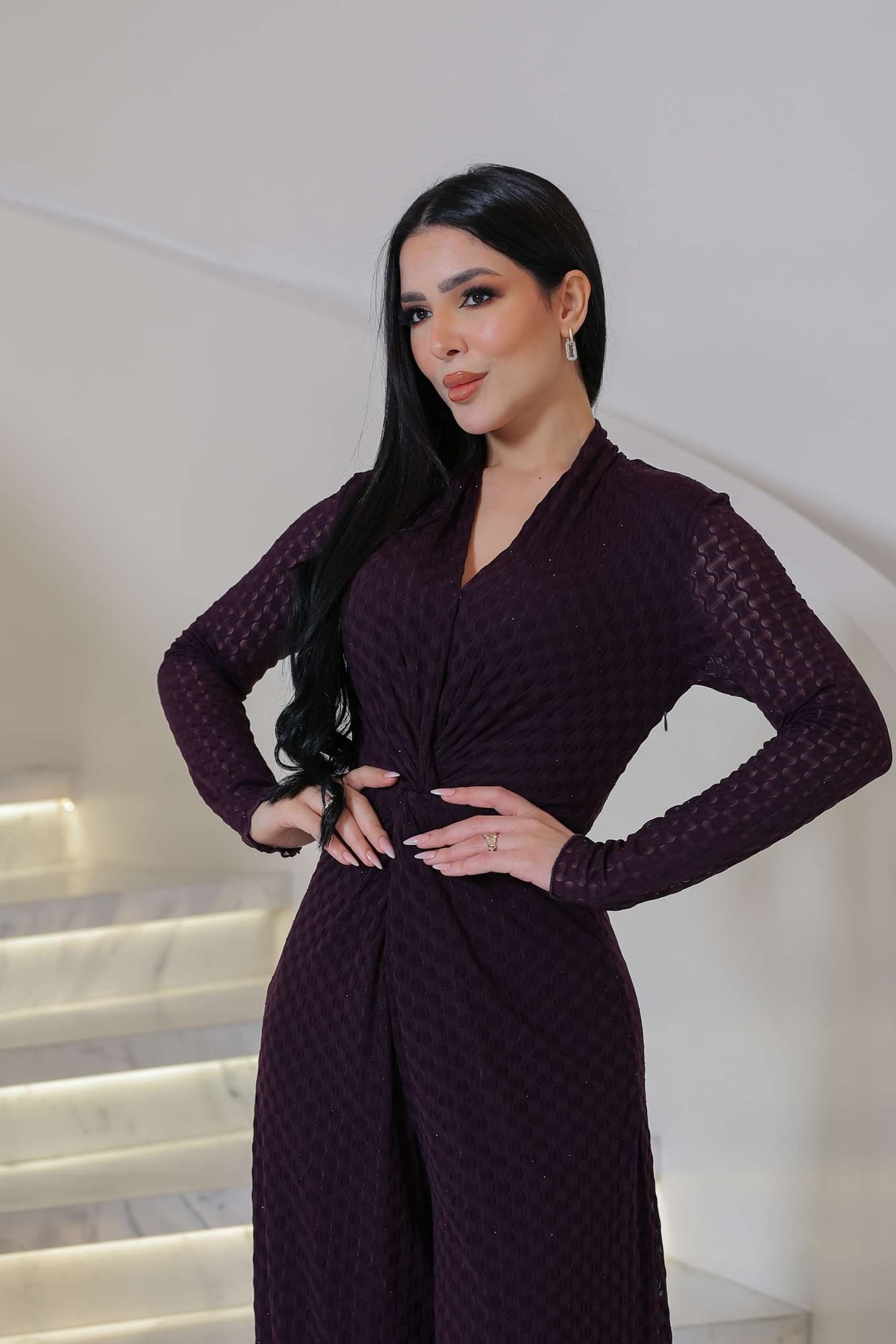 جمبسوت ناعم مزين بفصوص بتصميم أنثوي أنيق يبرز القوام بانسيابية ناعمة