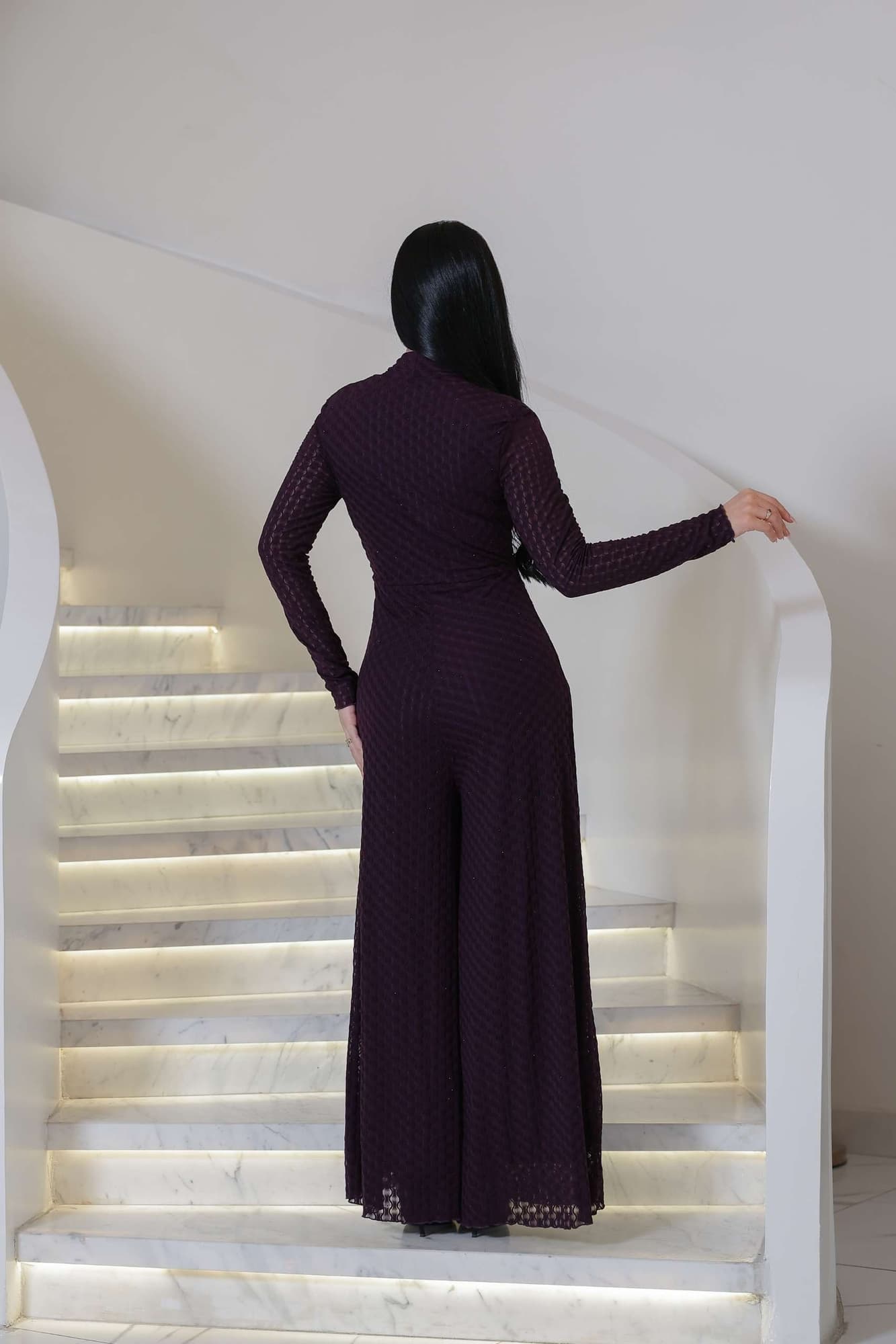 جمبسوت ناعم مزين بفصوص بتصميم أنثوي أنيق يبرز القوام بانسيابية ناعمة