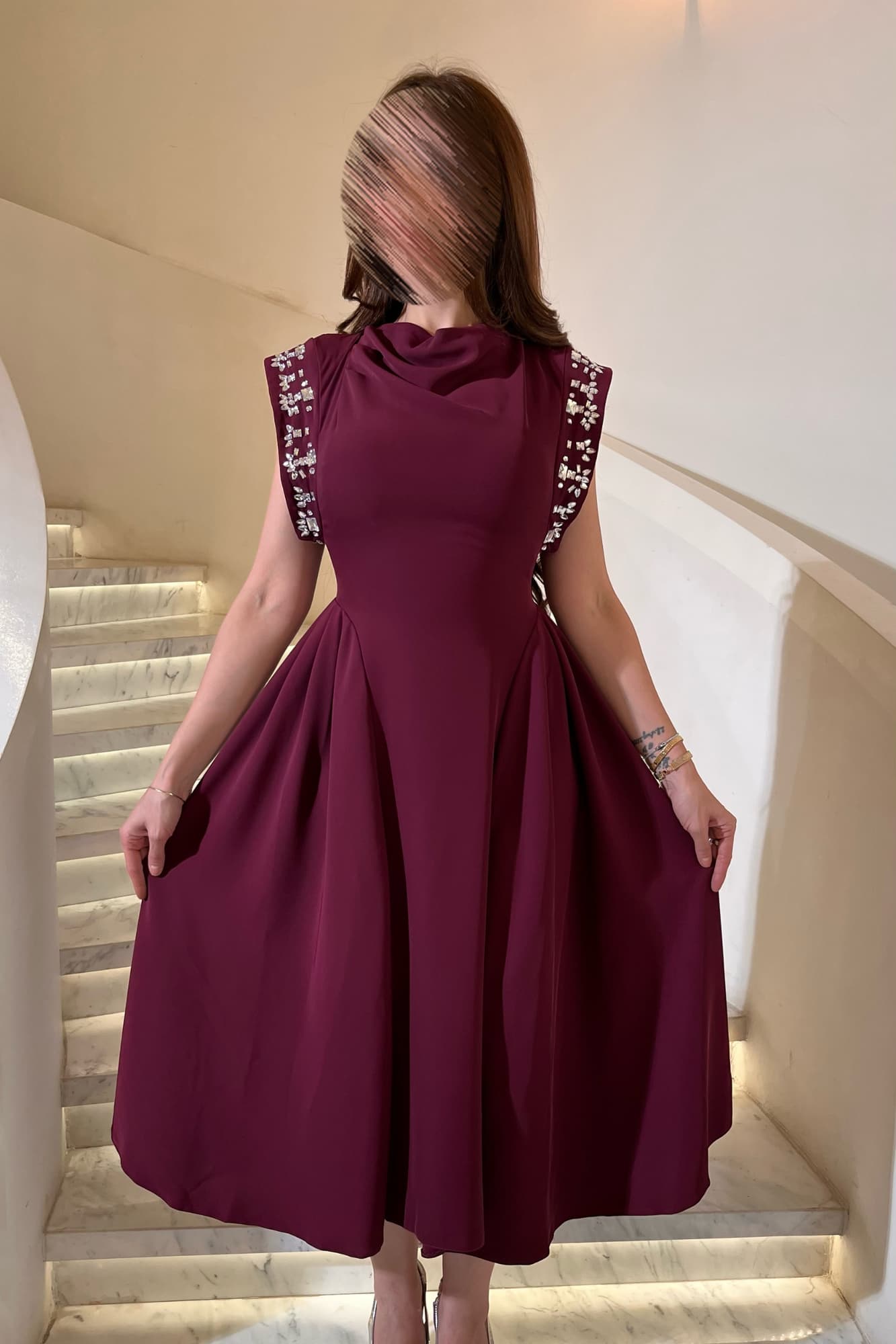 فستان سهره ميدي بأكتاف مطرزة