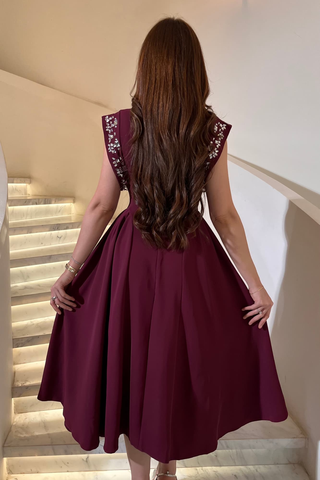 فستان سهره ميدي بأكتاف مطرزة