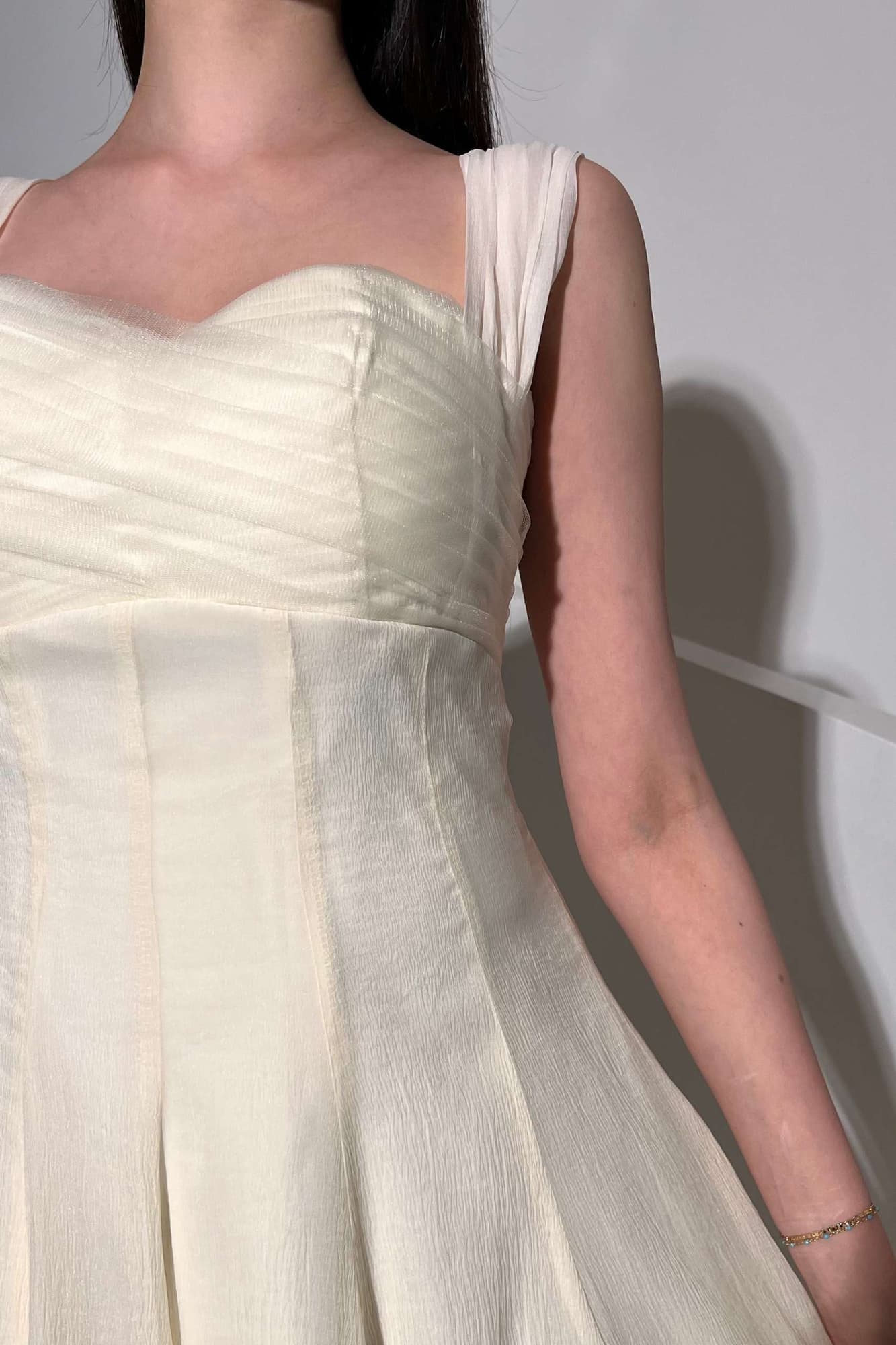 فستان أنثوي ناعم يجمع بين الرقي والبساطة بيج فاتح