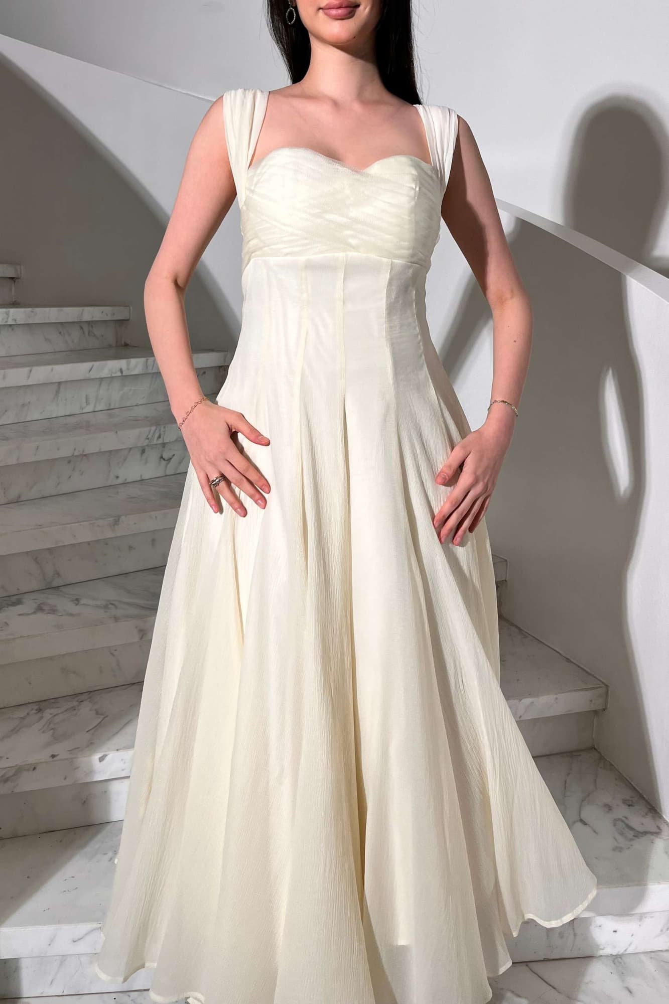 فستان أنثوي ناعم يجمع بين الرقي والبساطة