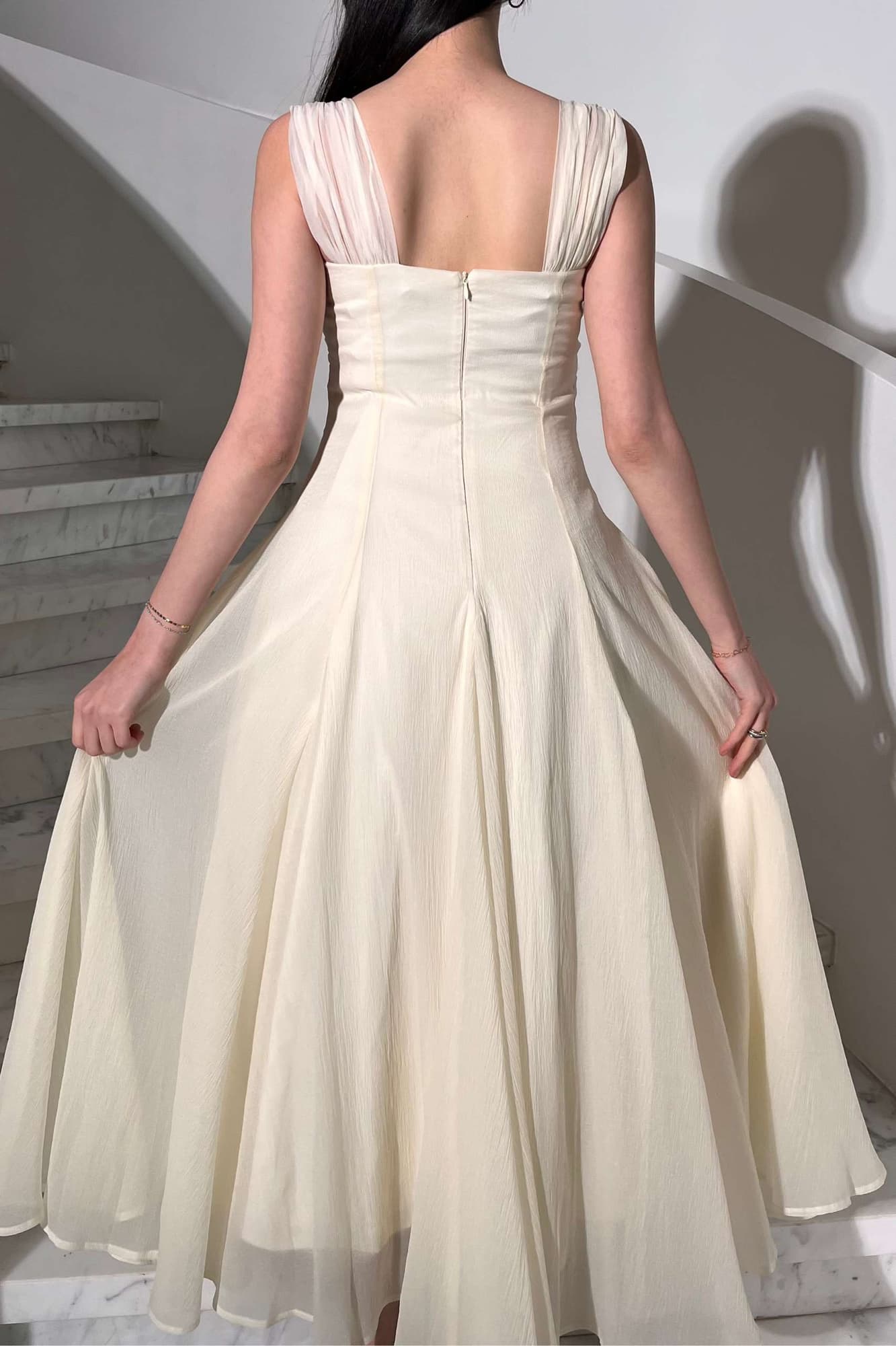 فستان أنثوي ناعم يجمع بين الرقي والبساطة