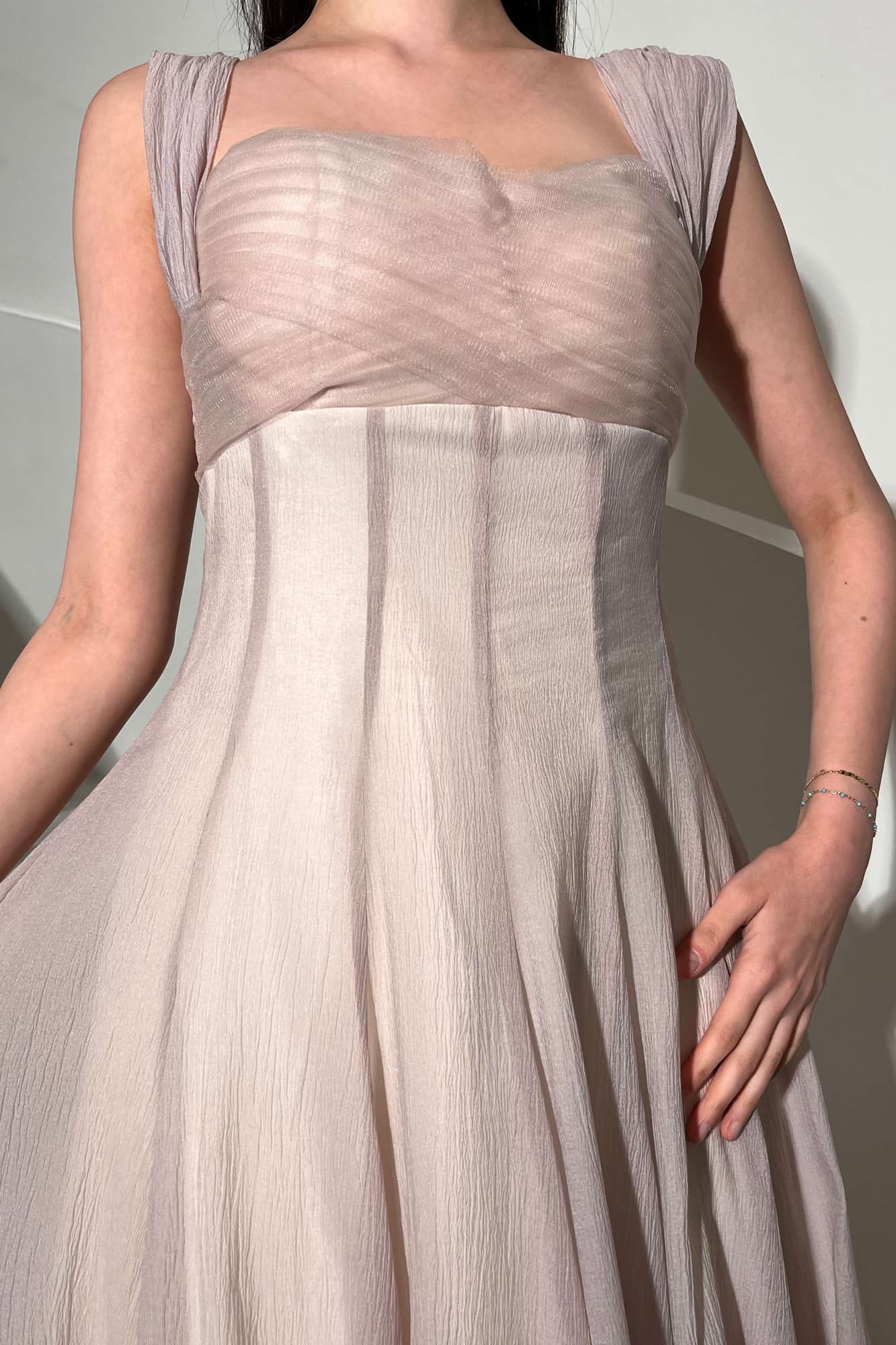 فستان أنثوي ناعم يجمع بين الرقي والبساطة موف فاتح