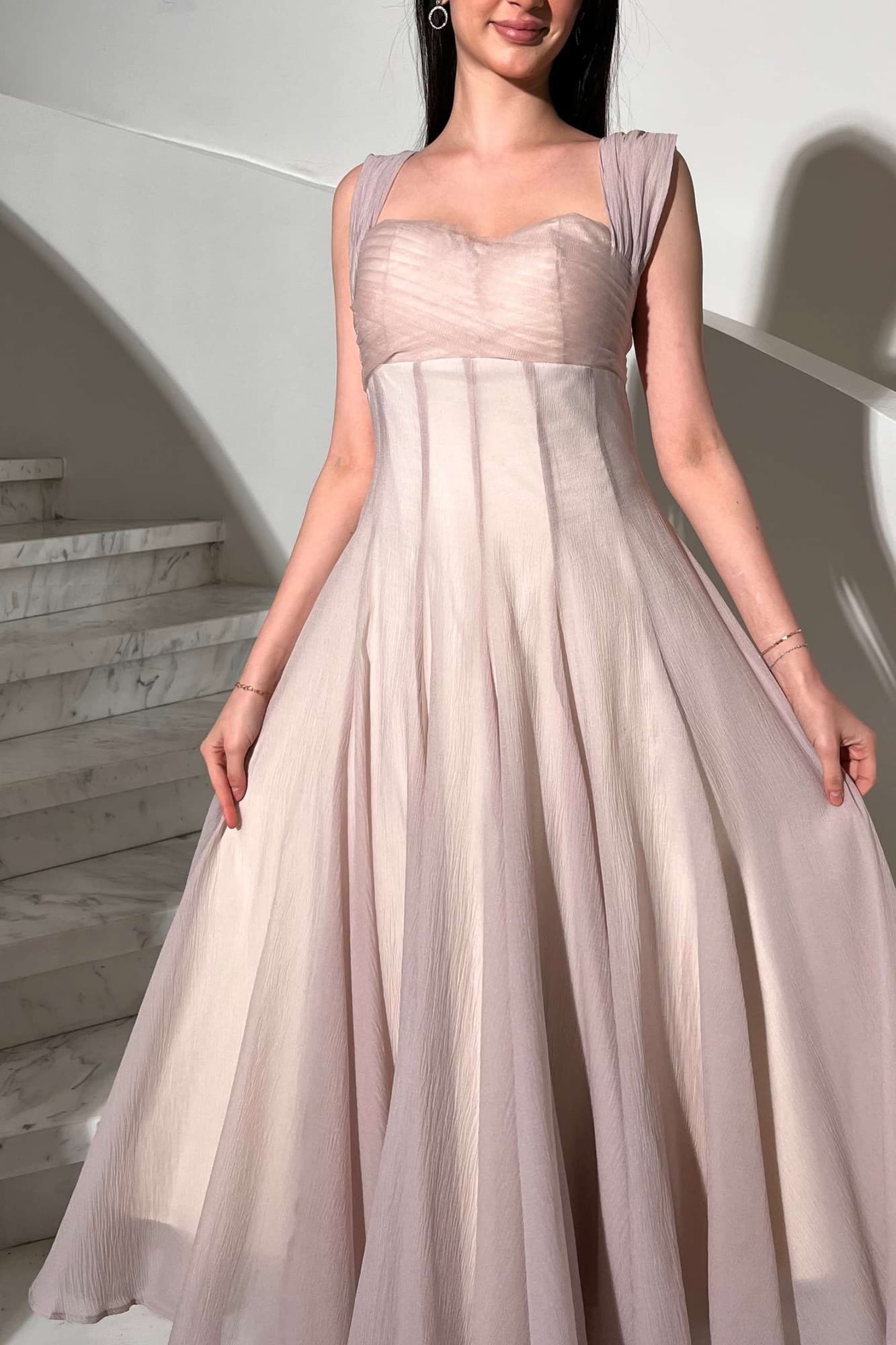 فستان أنثوي ناعم يجمع بين الرقي والبساطة