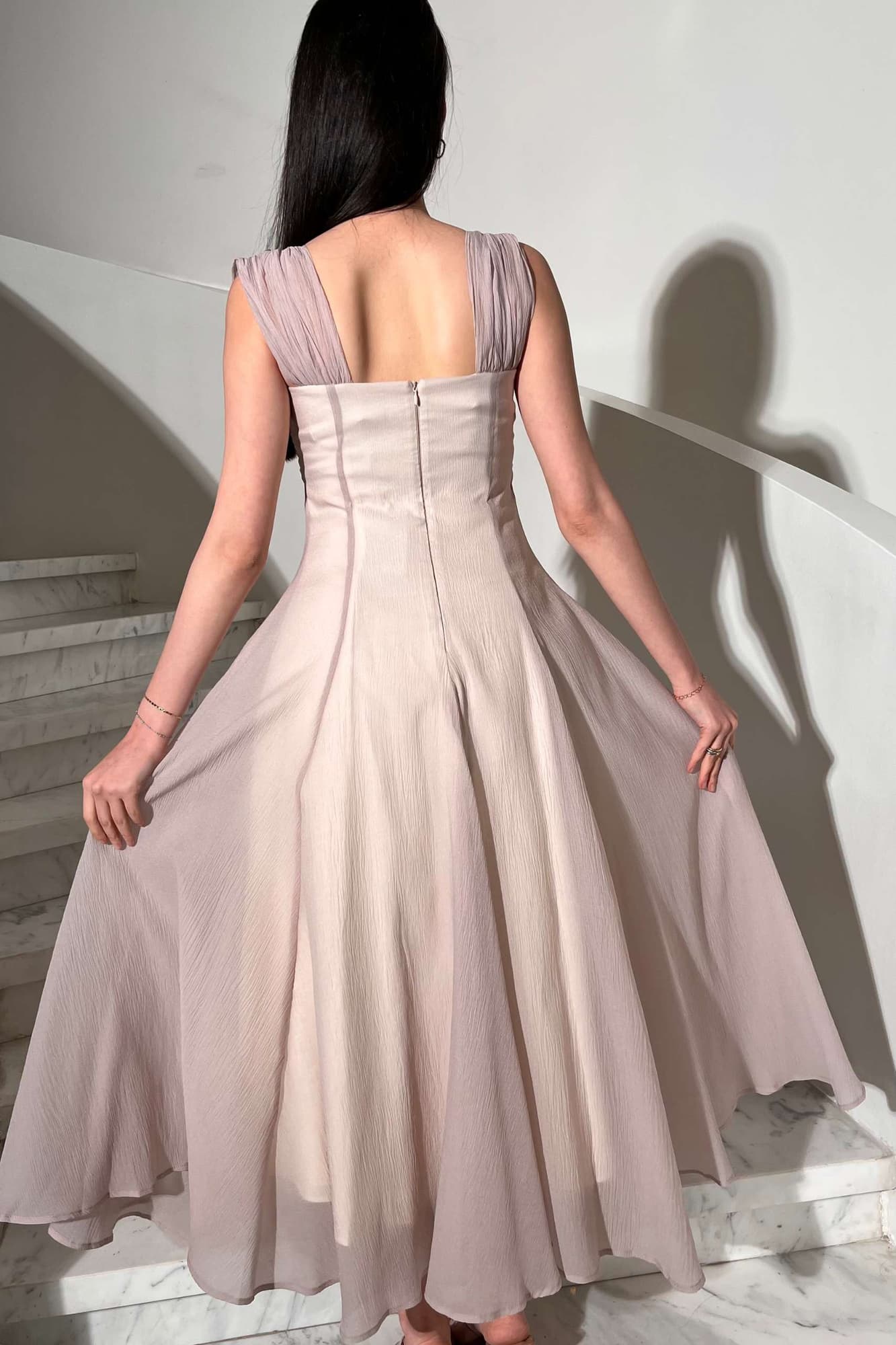 فستان أنثوي ناعم يجمع بين الرقي والبساطة