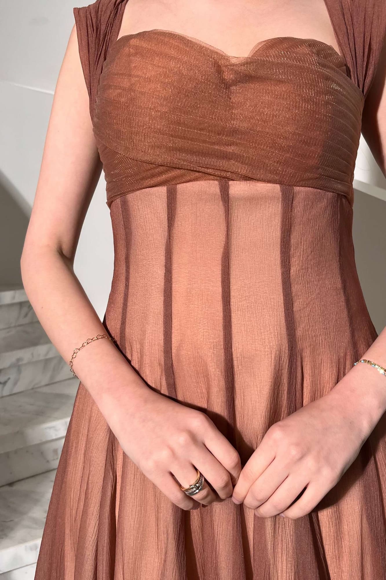 فستان أنثوي ناعم يجمع بين الرقي والبساطة بني فاتح