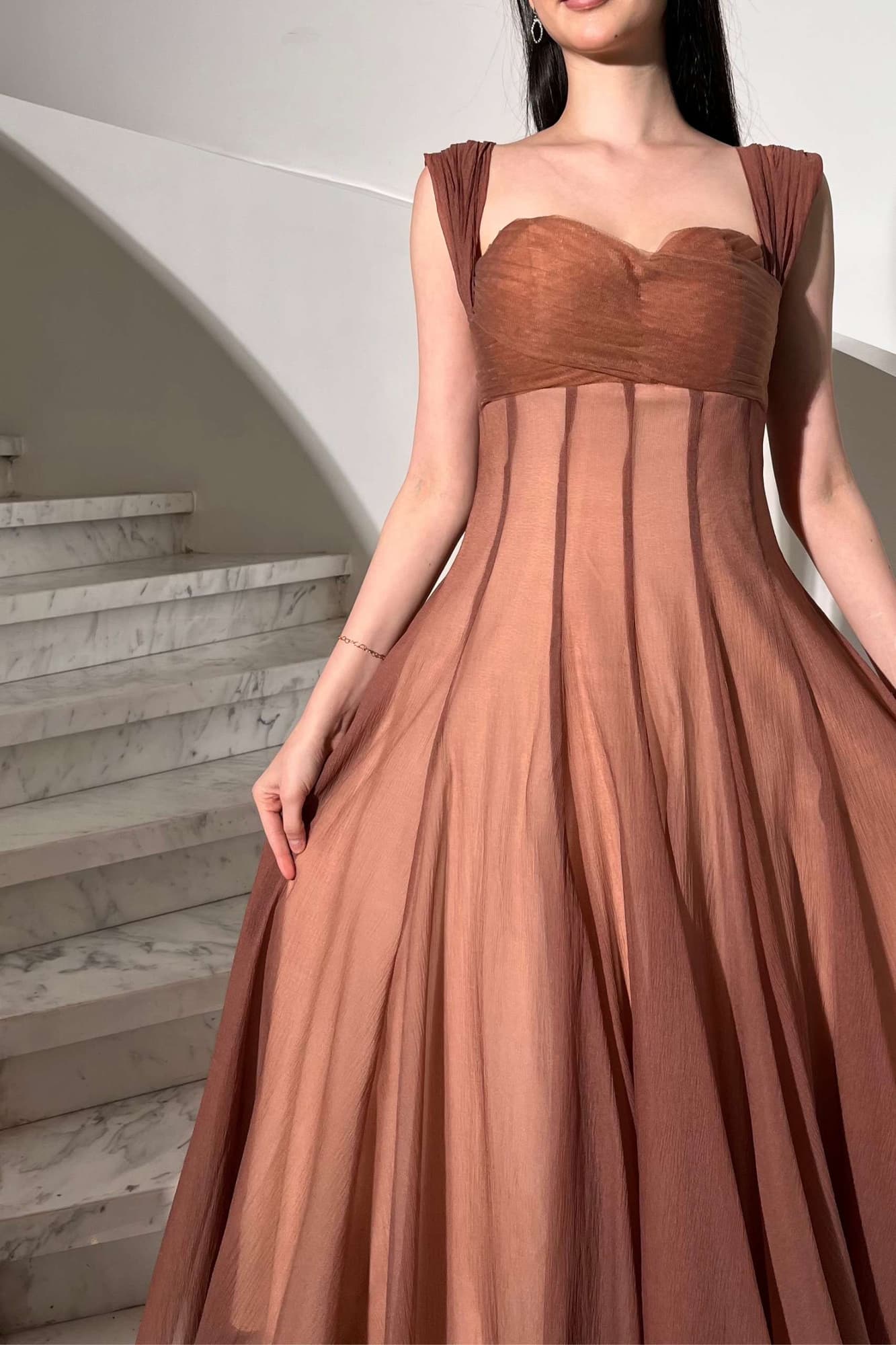 فستان أنثوي ناعم يجمع بين الرقي والبساطة