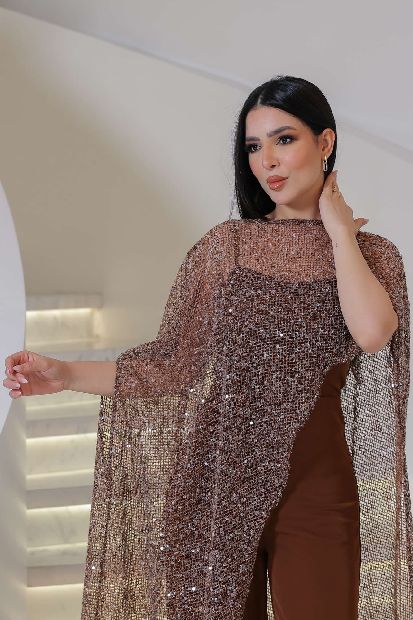 جمبسوت أنيق يجمع بين الفخامة العصرية والنعومة الكلاسيكية بتصميم مميز يمنح إطلالة راقية