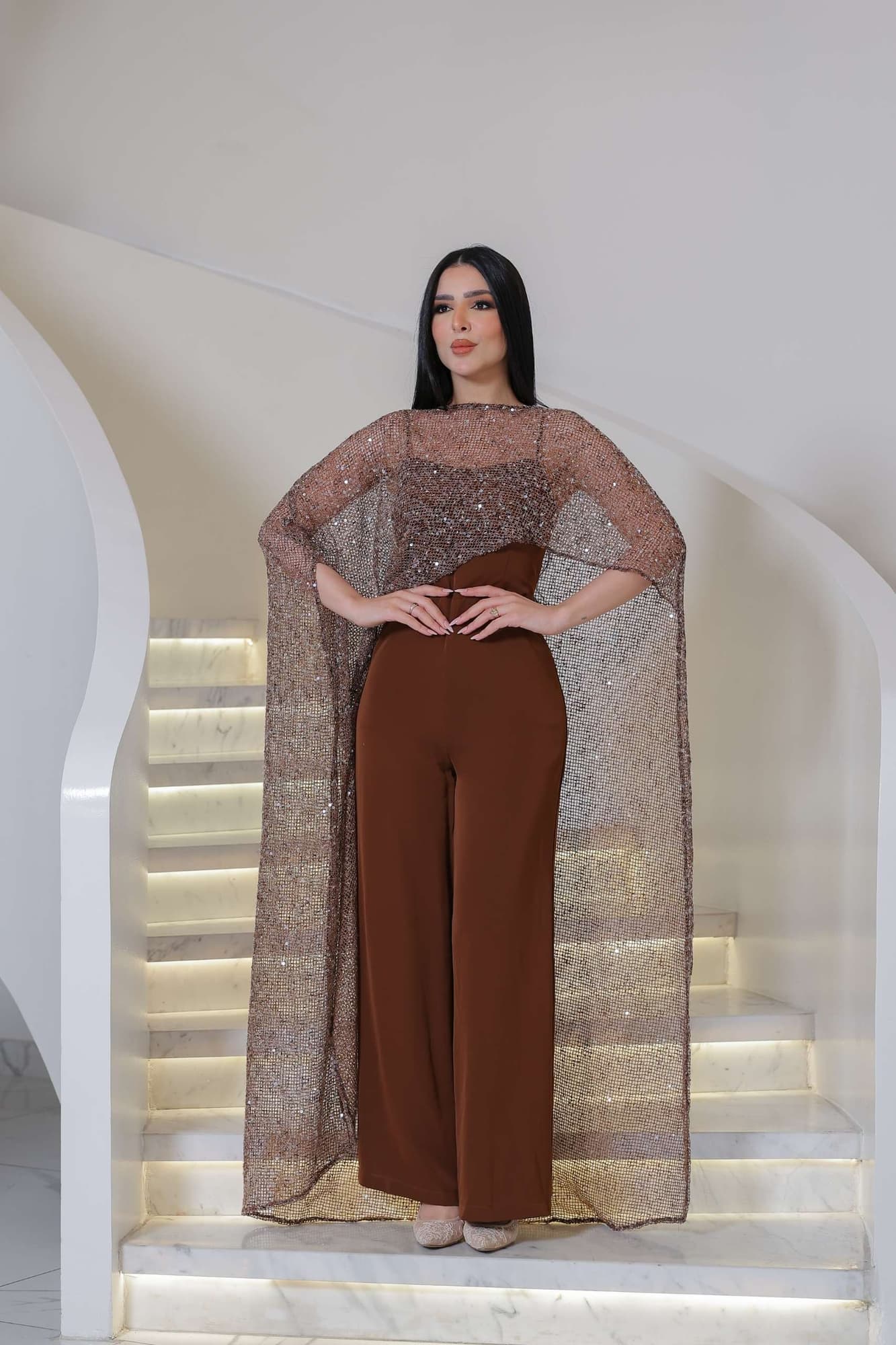 جمبسوت أنيق يجمع بين الفخامة العصرية والنعومة الكلاسيكية بتصميم مميز يمنح إطلالة راقية