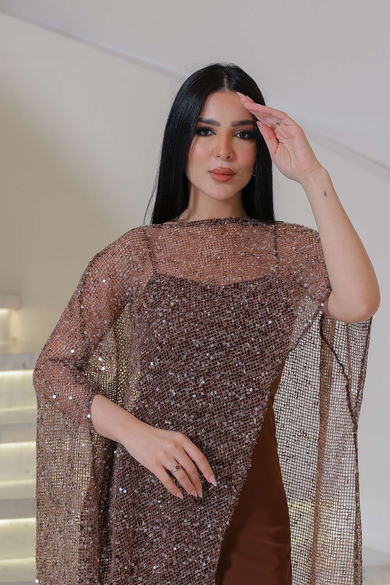 جمبسوت أنيق يجمع بين الفخامة العصرية والنعومة الكلاسيكية بتصميم مميز يمنح إطلالة راقية