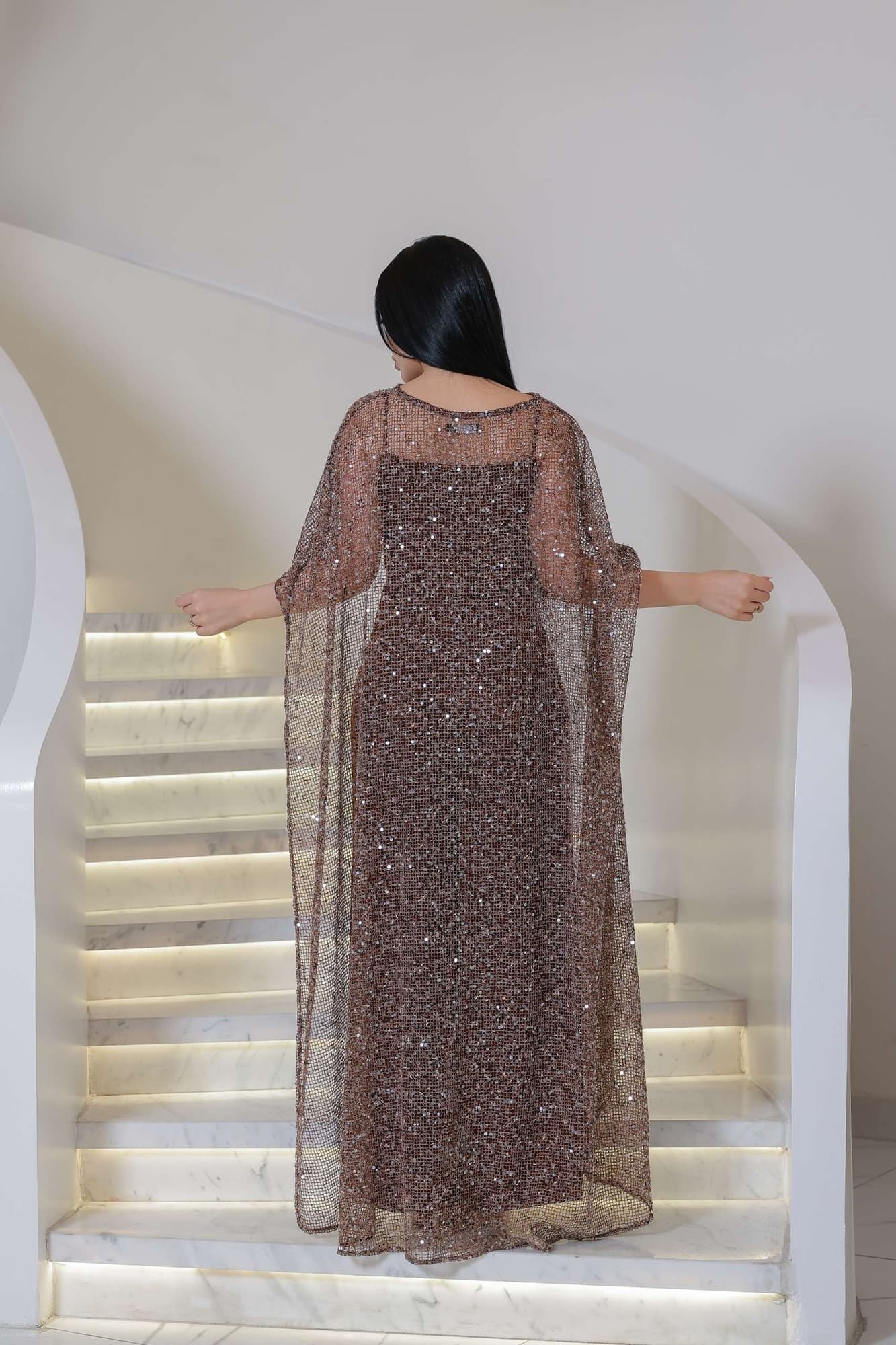 جمبسوت أنيق يجمع بين الفخامة العصرية والنعومة الكلاسيكية بتصميم مميز يمنح إطلالة راقية