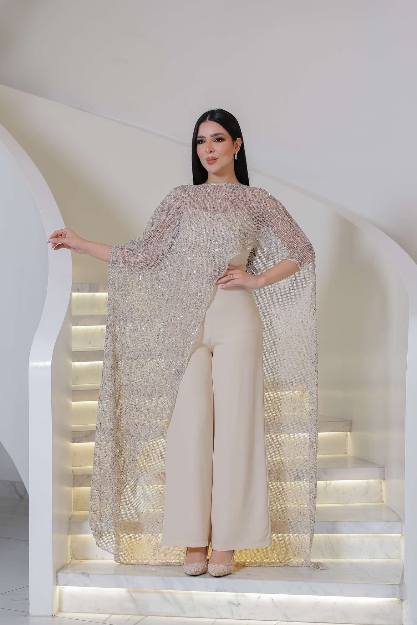 جمبسوت أنيق يجمع بين الفخامة العصرية والنعومة الكلاسيكية بتصميم مميز يمنح إطلالة راقية