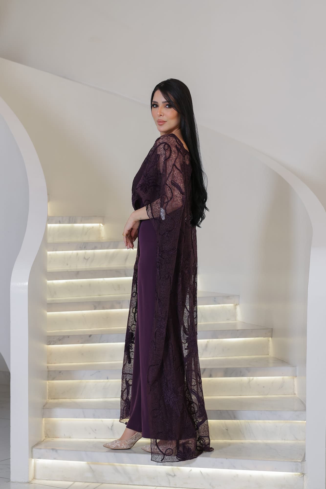 جمبسوت ماكسي راقٍ يتميّز بتصميم مبتكر يأتي بقَصّة مستقيمة وانسيابية