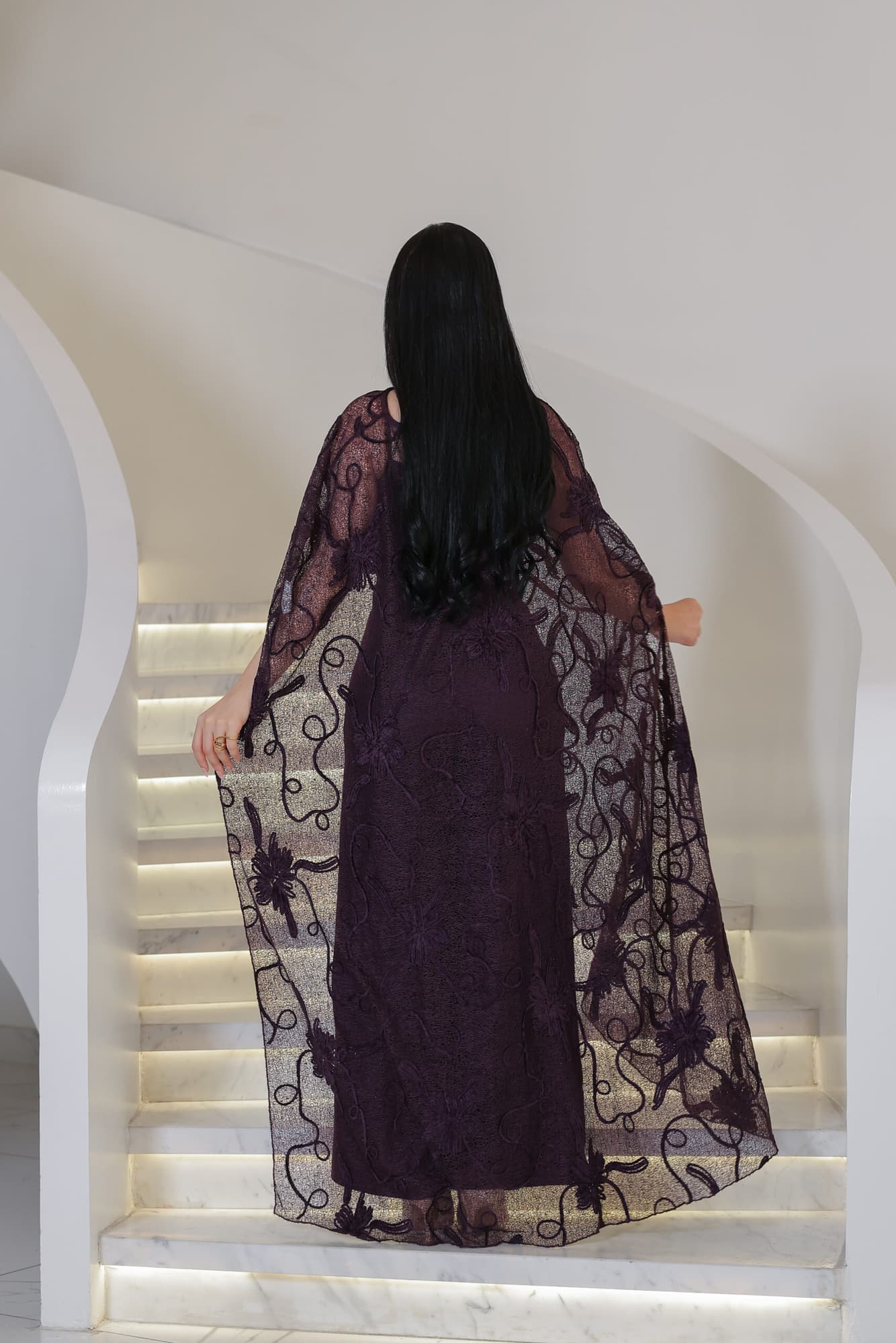 جمبسوت ماكسي راقٍ يتميّز بتصميم مبتكر يأتي بقَصّة مستقيمة وانسيابية