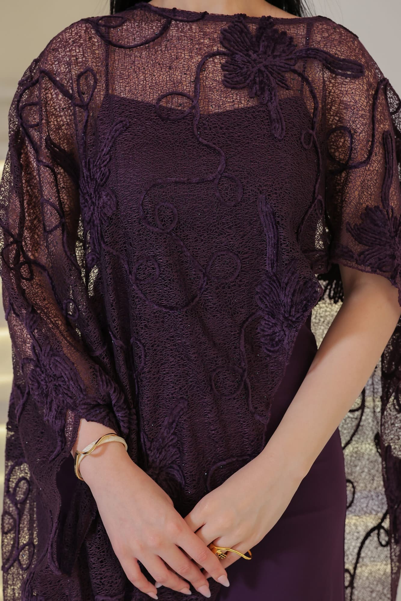 جمبسوت ماكسي راقٍ يتميّز بتصميم مبتكر يأتي بقَصّة مستقيمة وانسيابية