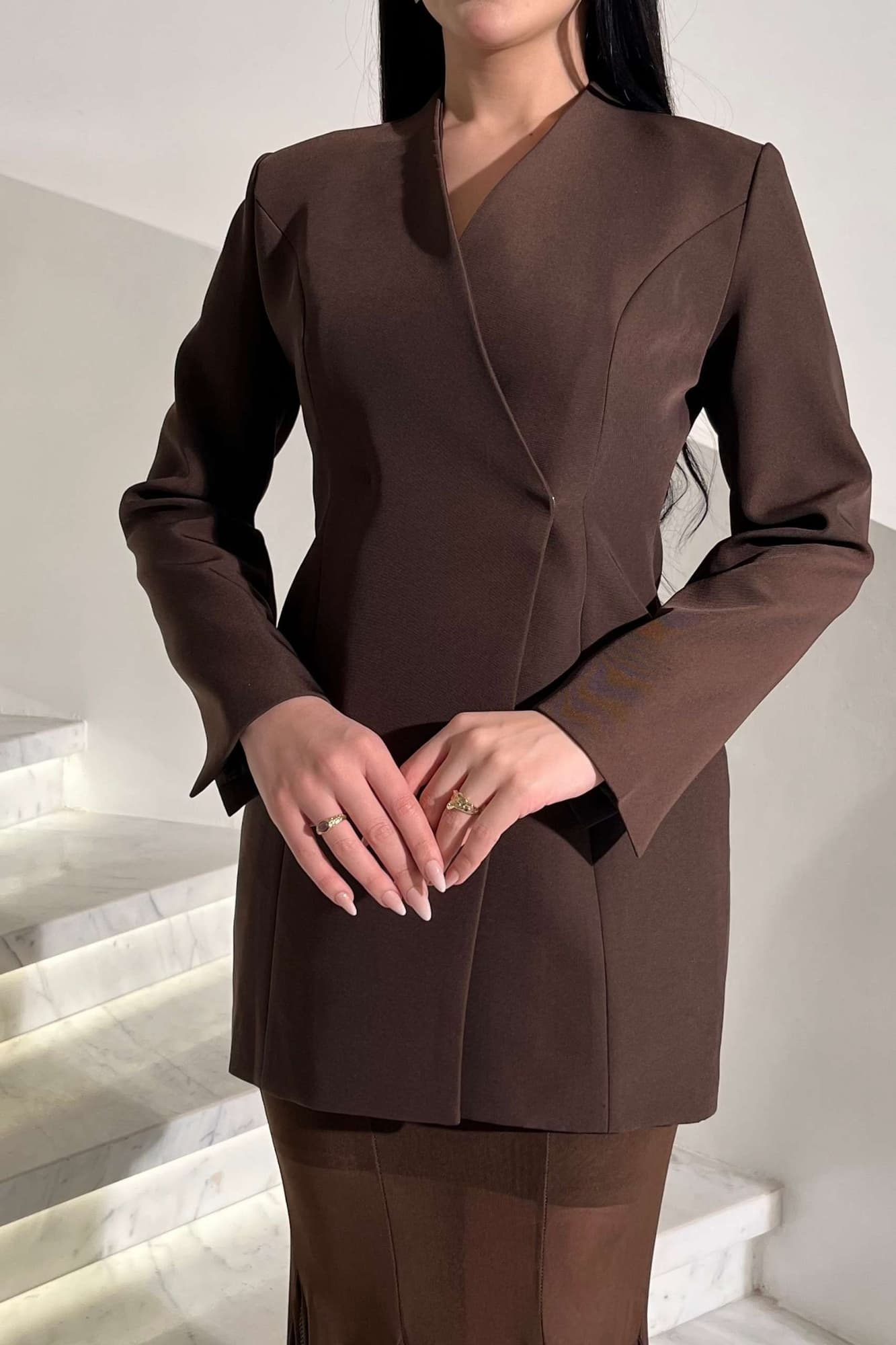 طقم تنورة رسمي يجمع بين الرقي والأنوثه بني غامق