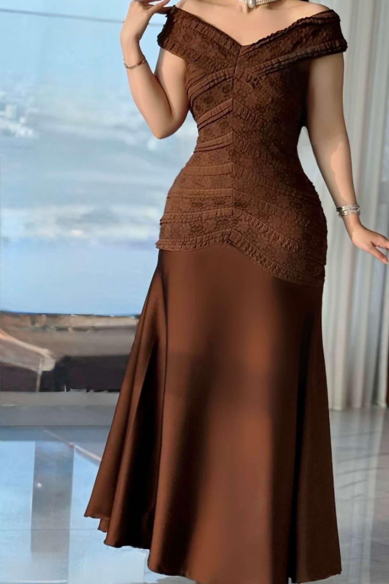 فستان ماكسي أنيق بلون بني يجمع بين الفخامة والنعومة في تصميم أنثوي راقٍ