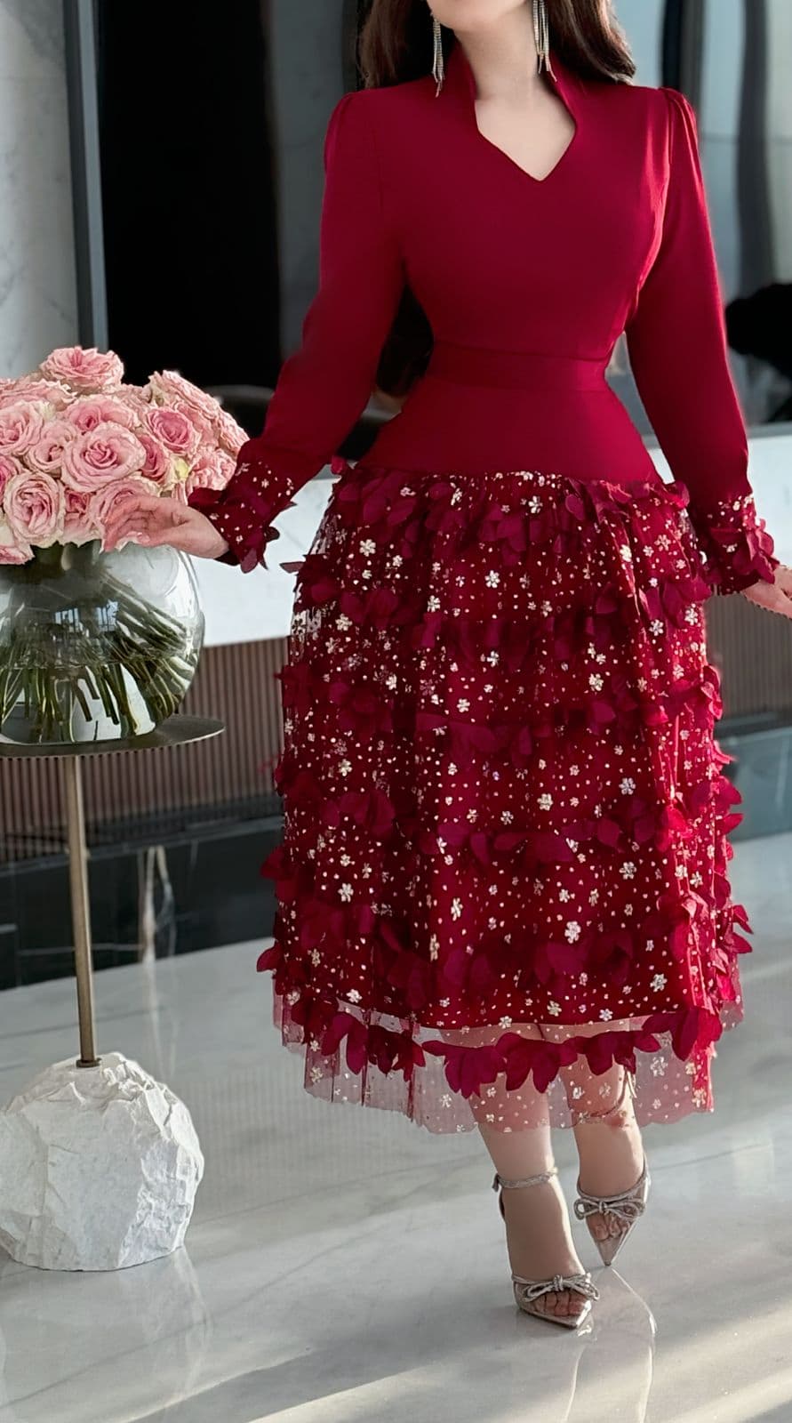 فستان سهرة ميدي مورد بياقة عاليه