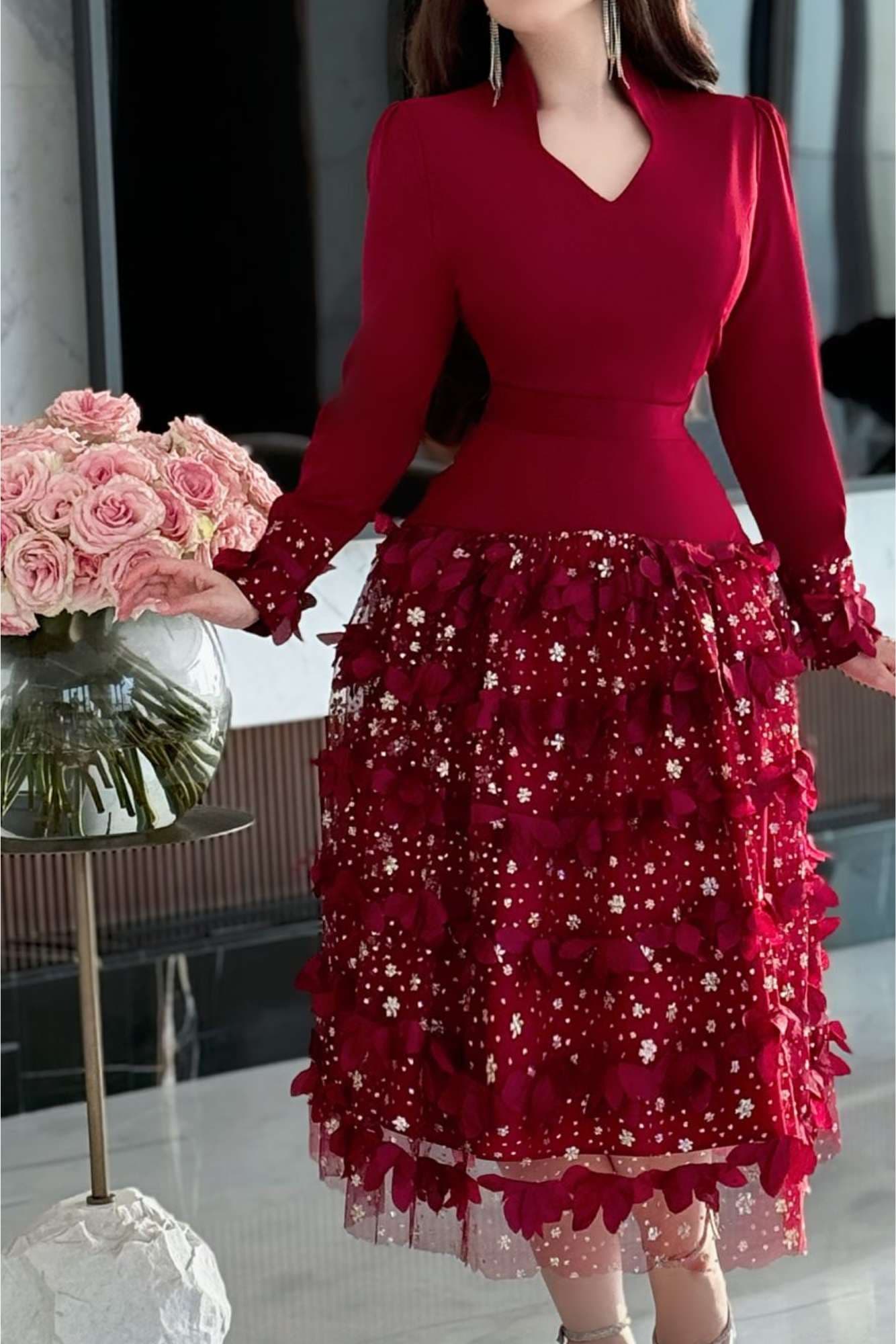 فستان سهرة ميدي مورد بياقة عاليه