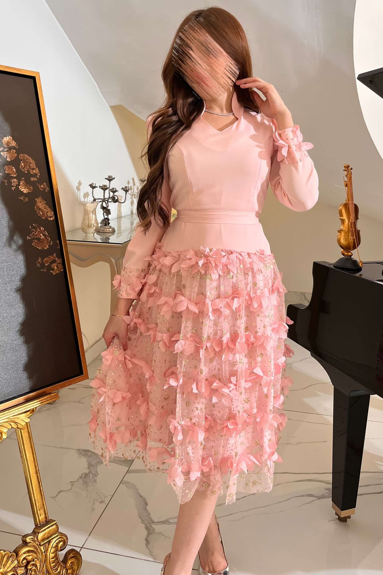 فستان سهرة ميدي مورد بياقة عاليه