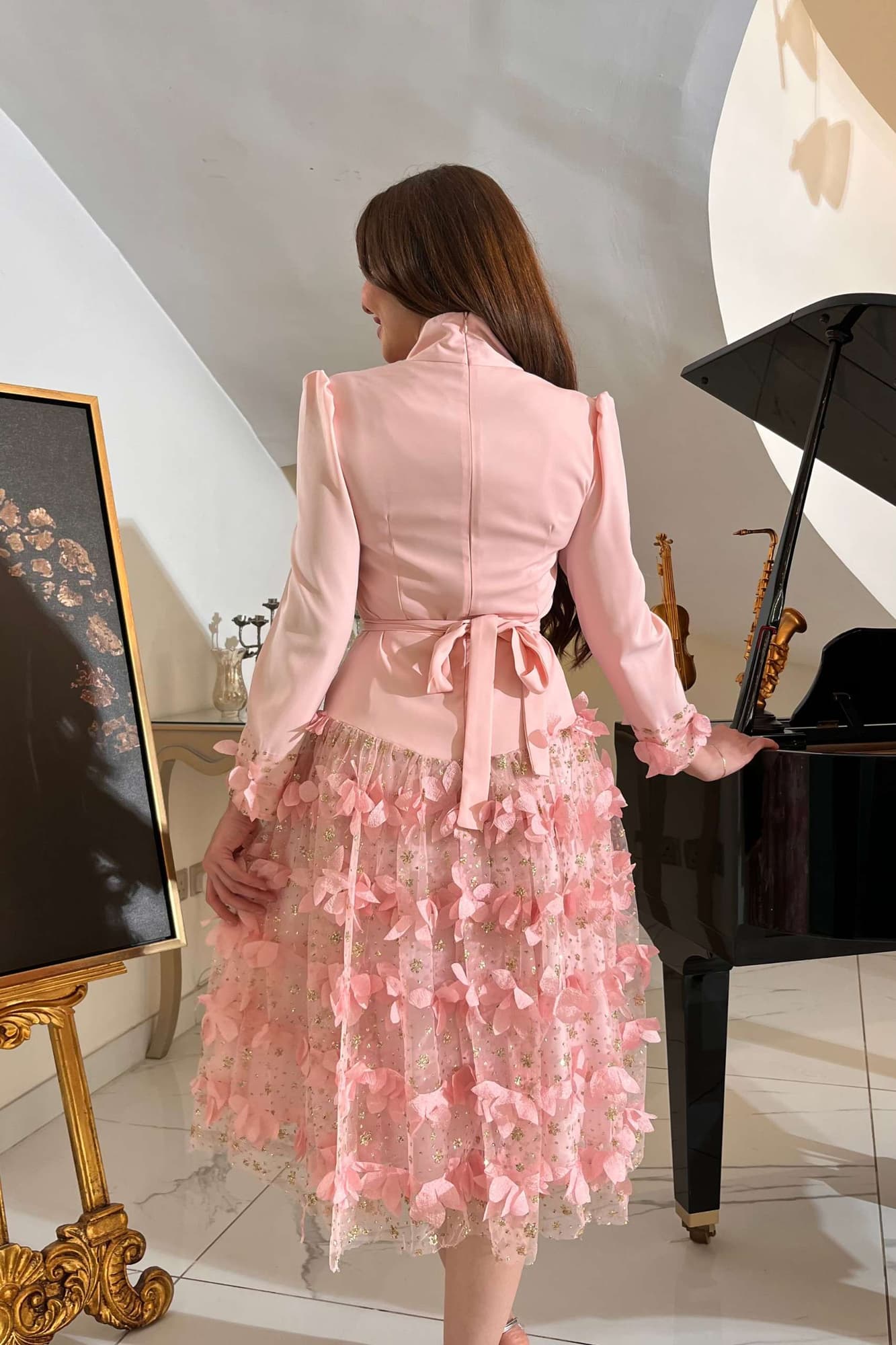 فستان سهرة ميدي مورد بياقة عاليه