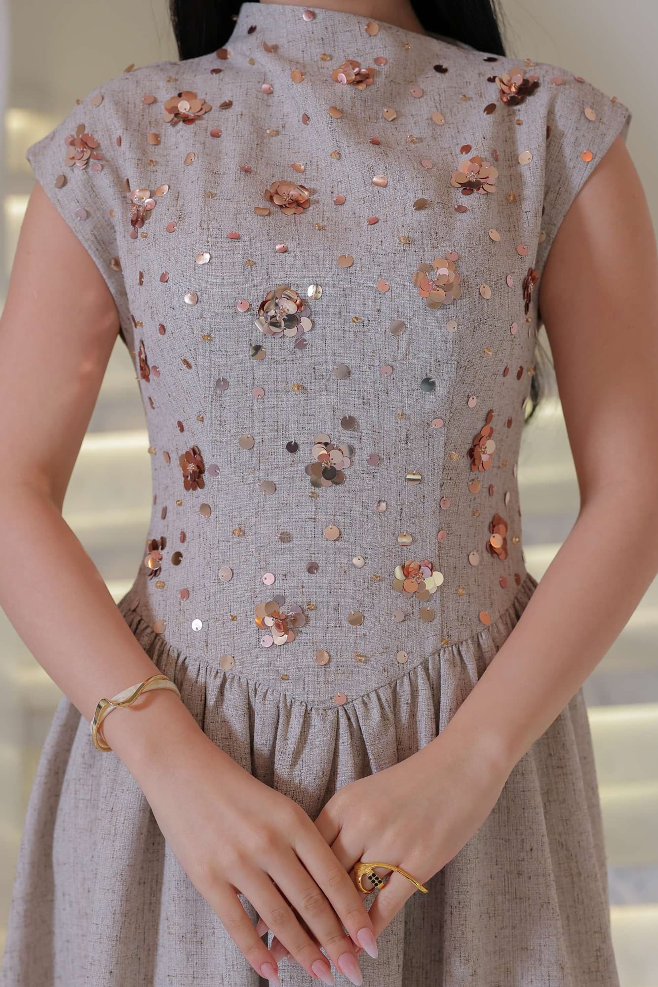 فستان أنيق يجمع بين الرقي الكلاسيكي ولمسة عصرية ناعمة، يتميز بلونه الهادئ ونقوشه اللامعة الرقيقة رمادي فاتح