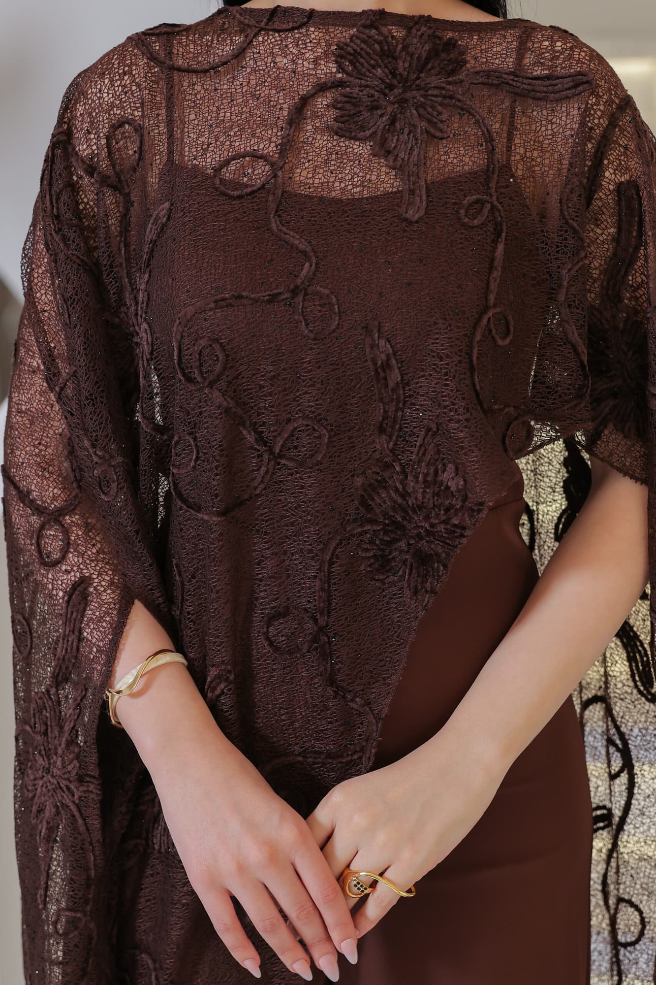 جمبسوت ماكسي راقٍ يتميّز بتصميم مبتكر يأتي بقَصّة مستقيمة وانسيابية بني