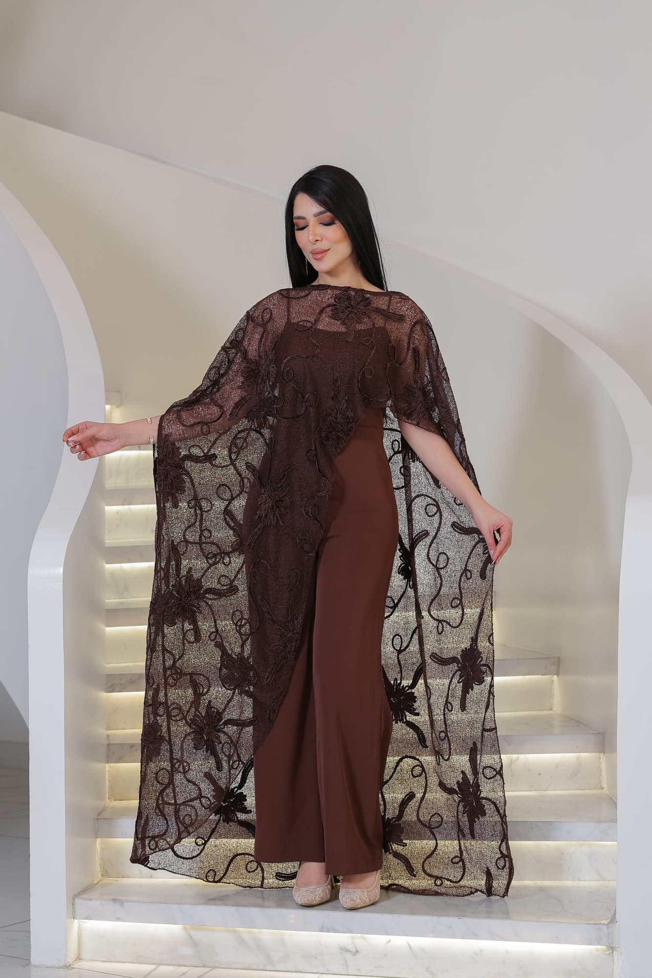 جمبسوت ماكسي راقٍ يتميّز بتصميم مبتكر يأتي بقَصّة مستقيمة وانسيابية