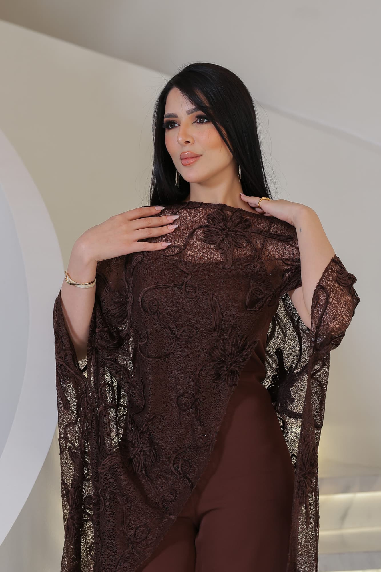 جمبسوت ماكسي راقٍ يتميّز بتصميم مبتكر يأتي بقَصّة مستقيمة وانسيابية