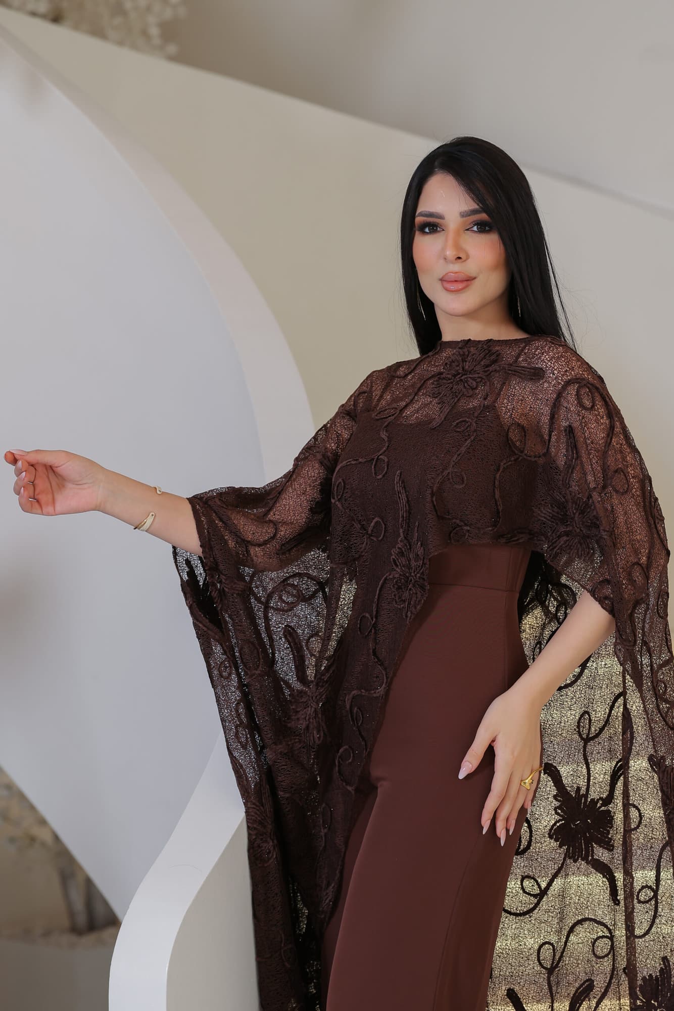 جمبسوت ماكسي راقٍ يتميّز بتصميم مبتكر يأتي بقَصّة مستقيمة وانسيابية