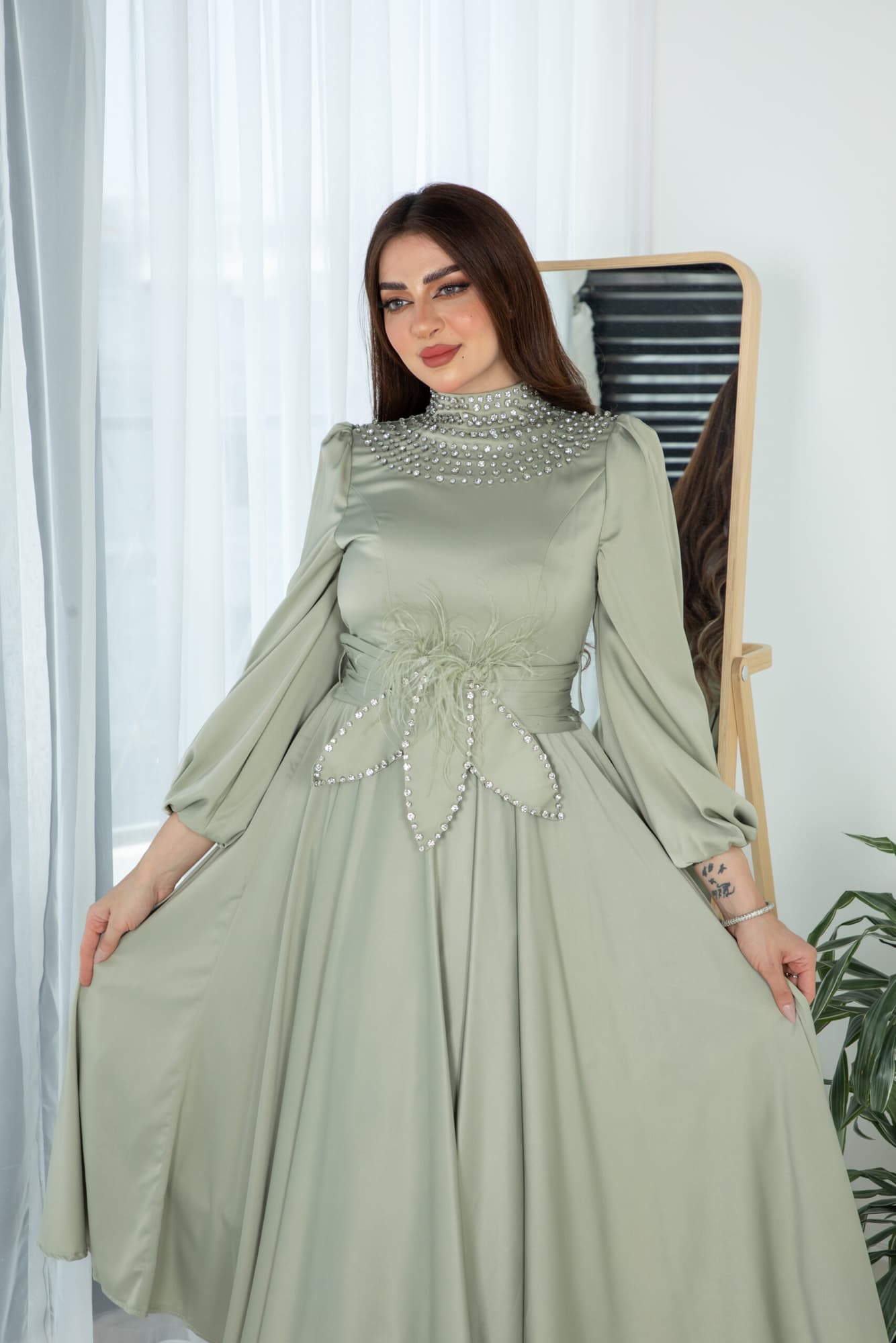 فستان ميدي ساتان بخط عنق مرصع بالكريستال عشبي