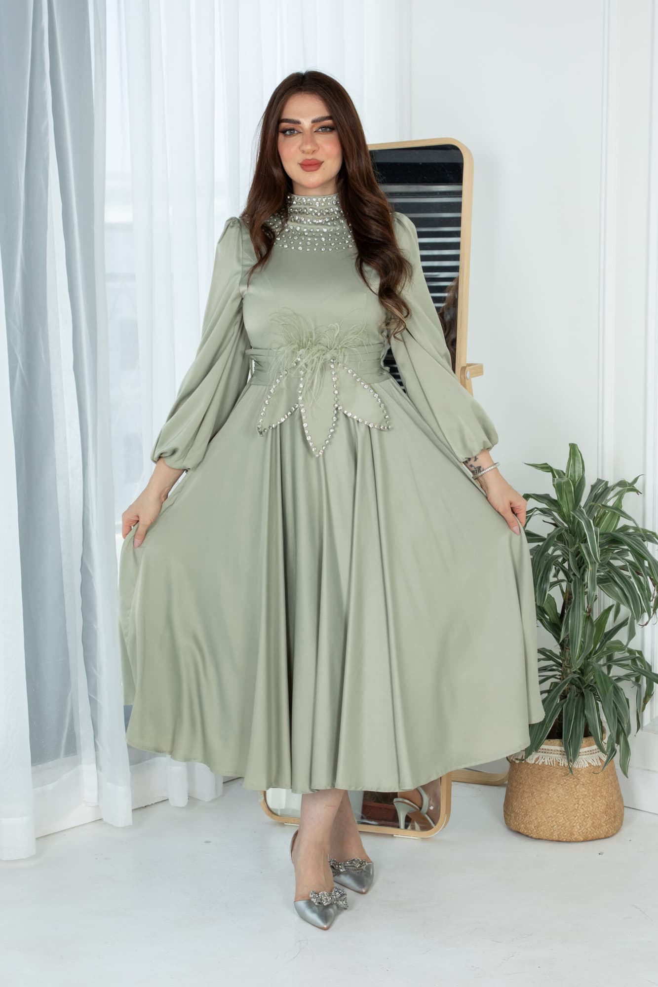 فستان ميدي ساتان بخط عنق مرصع بالكريستال