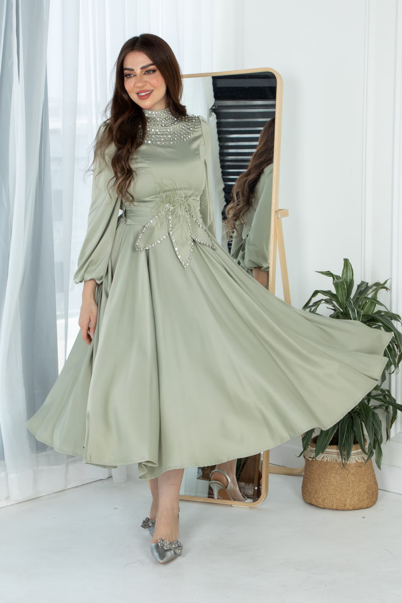 فستان ميدي ساتان بخط عنق مرصع بالكريستال