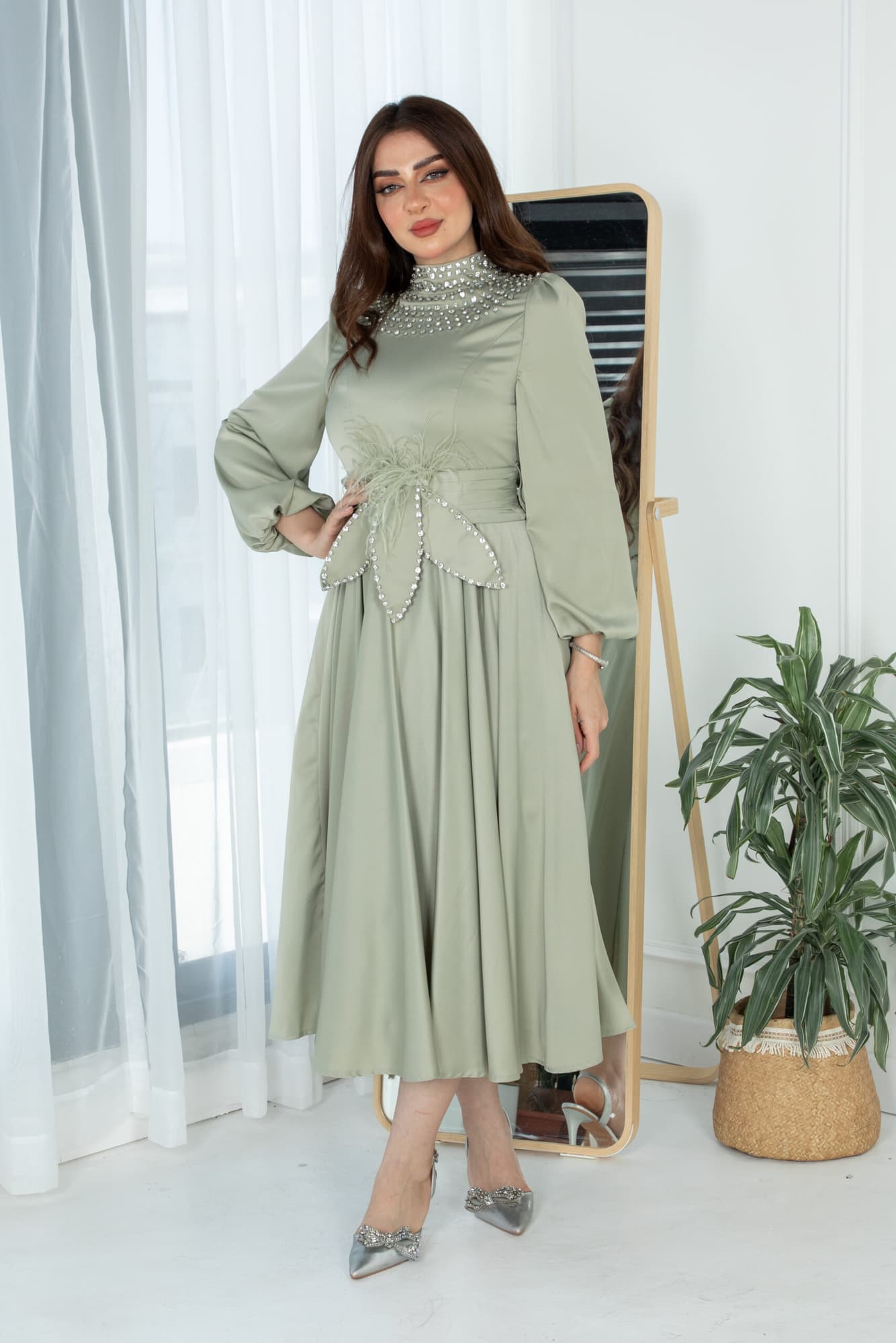 فستان ميدي ساتان بخط عنق مرصع بالكريستال