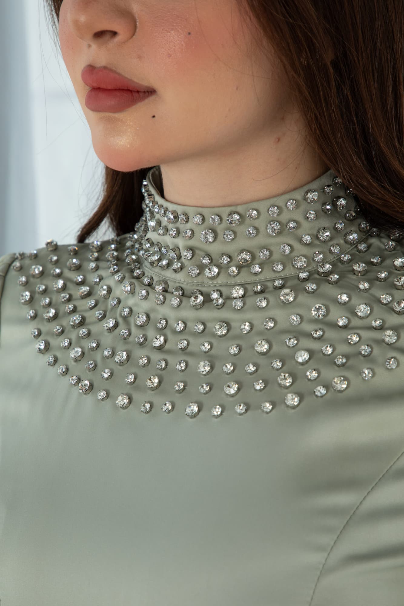 فستان ميدي ساتان بخط عنق مرصع بالكريستال