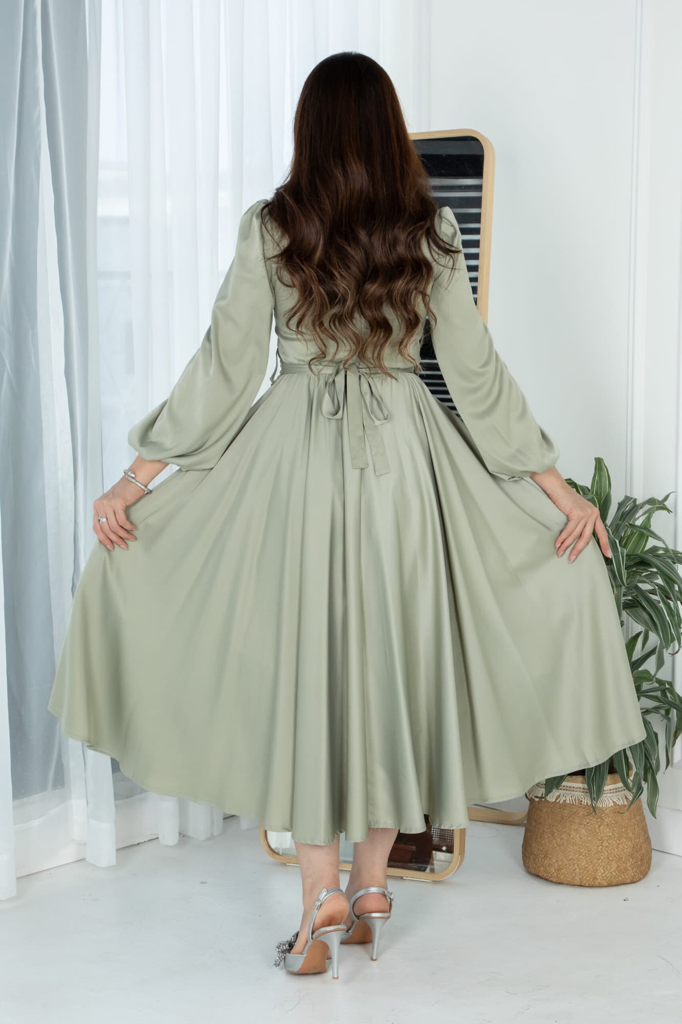 فستان ميدي ساتان بخط عنق مرصع بالكريستال