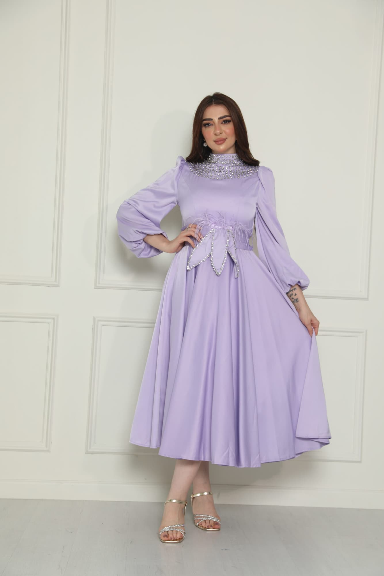 فستان ميدي ساتان بخط عنق مرصع بالكريستال