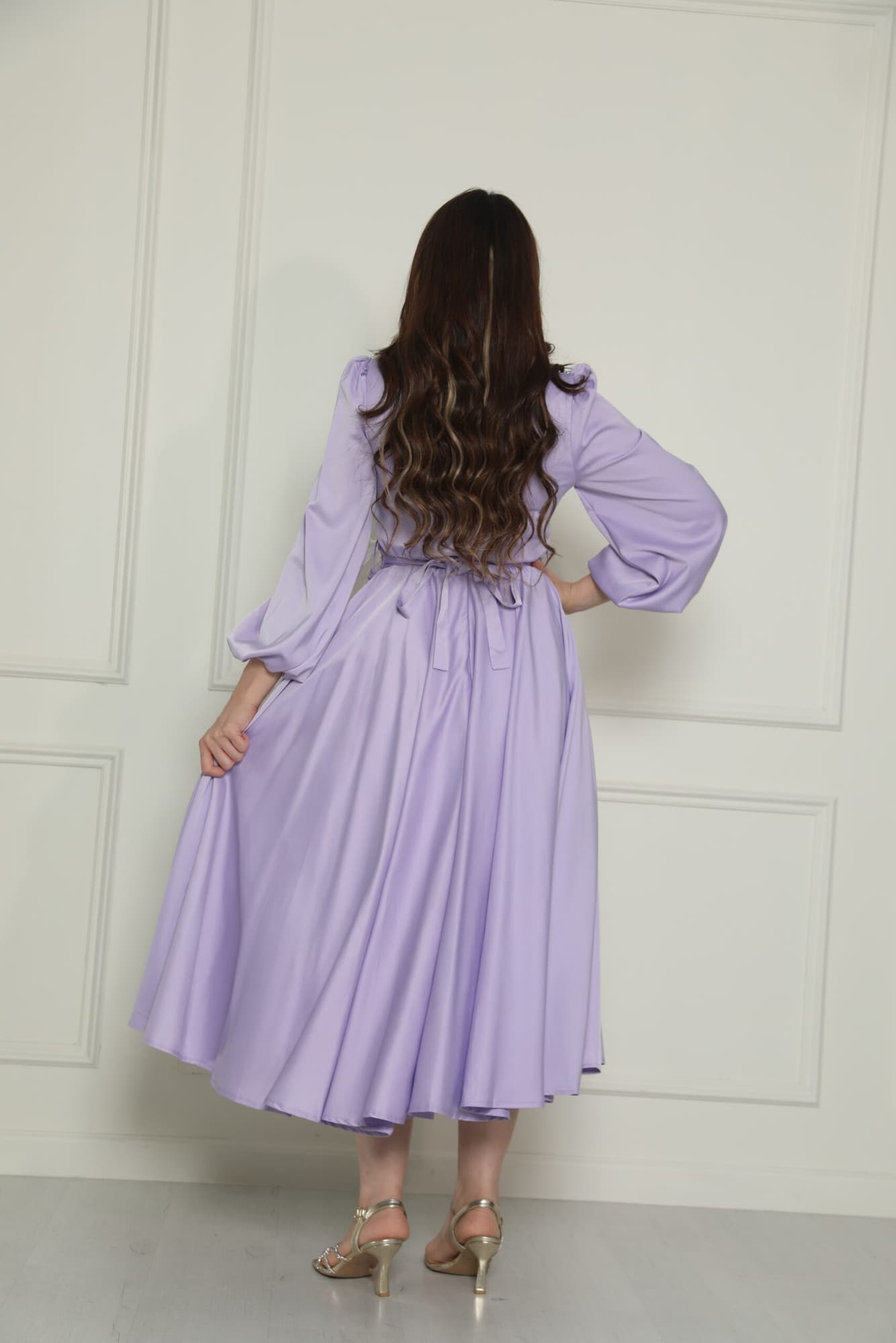 فستان ميدي ساتان بخط عنق مرصع بالكريستال