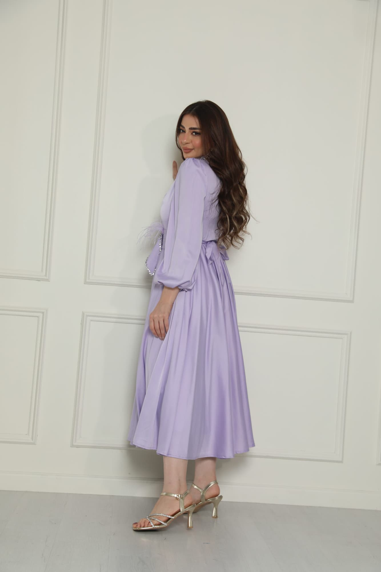 فستان ميدي ساتان بخط عنق مرصع بالكريستال