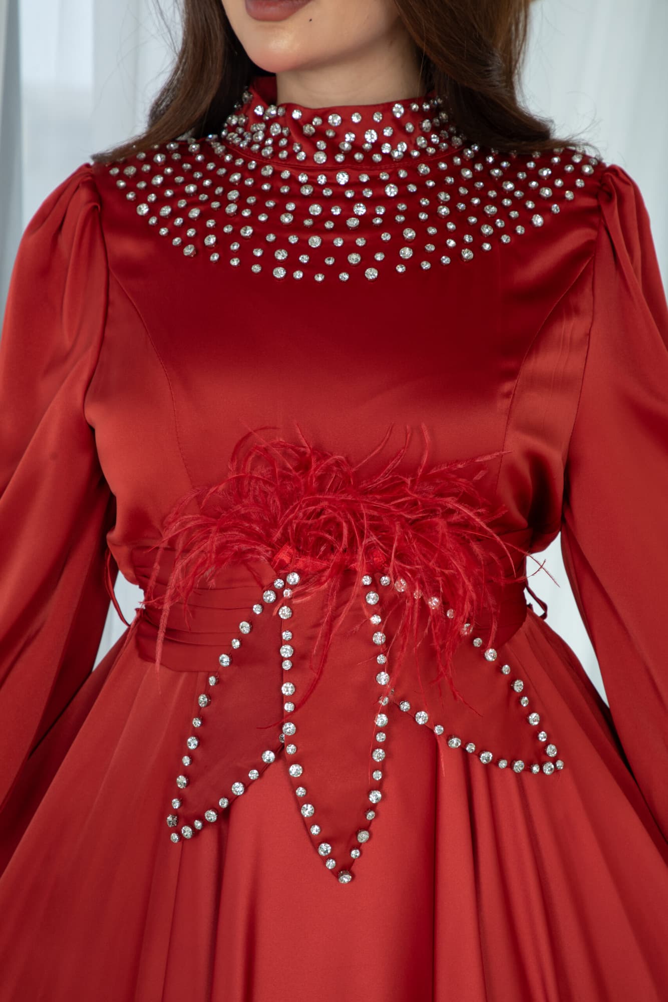 فستان ميدي ساتان بخط عنق مرصع بالكريستال احمر