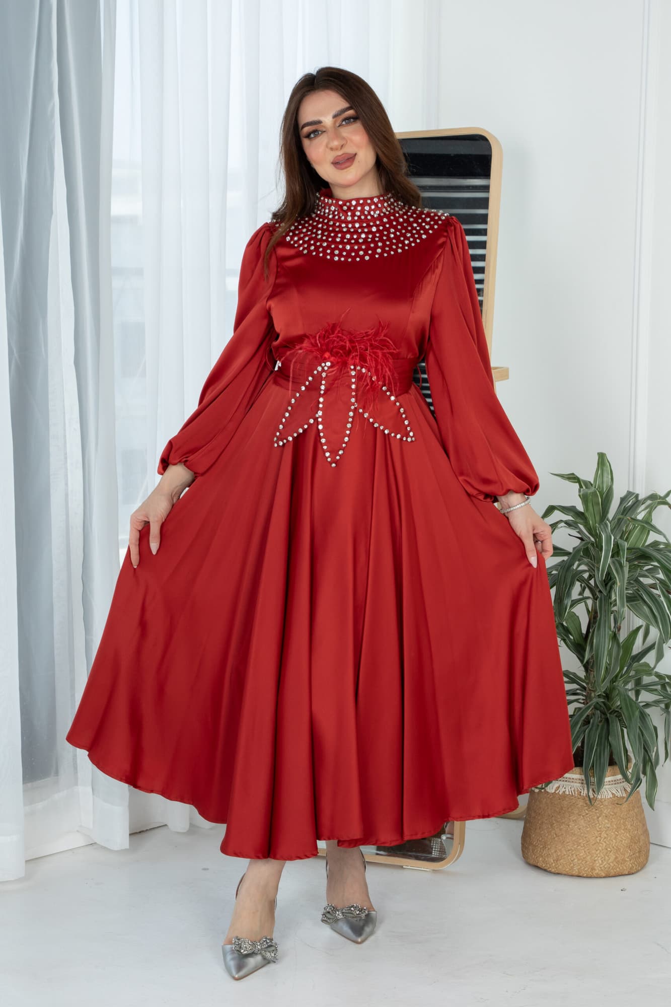 فستان ميدي ساتان بخط عنق مرصع بالكريستال