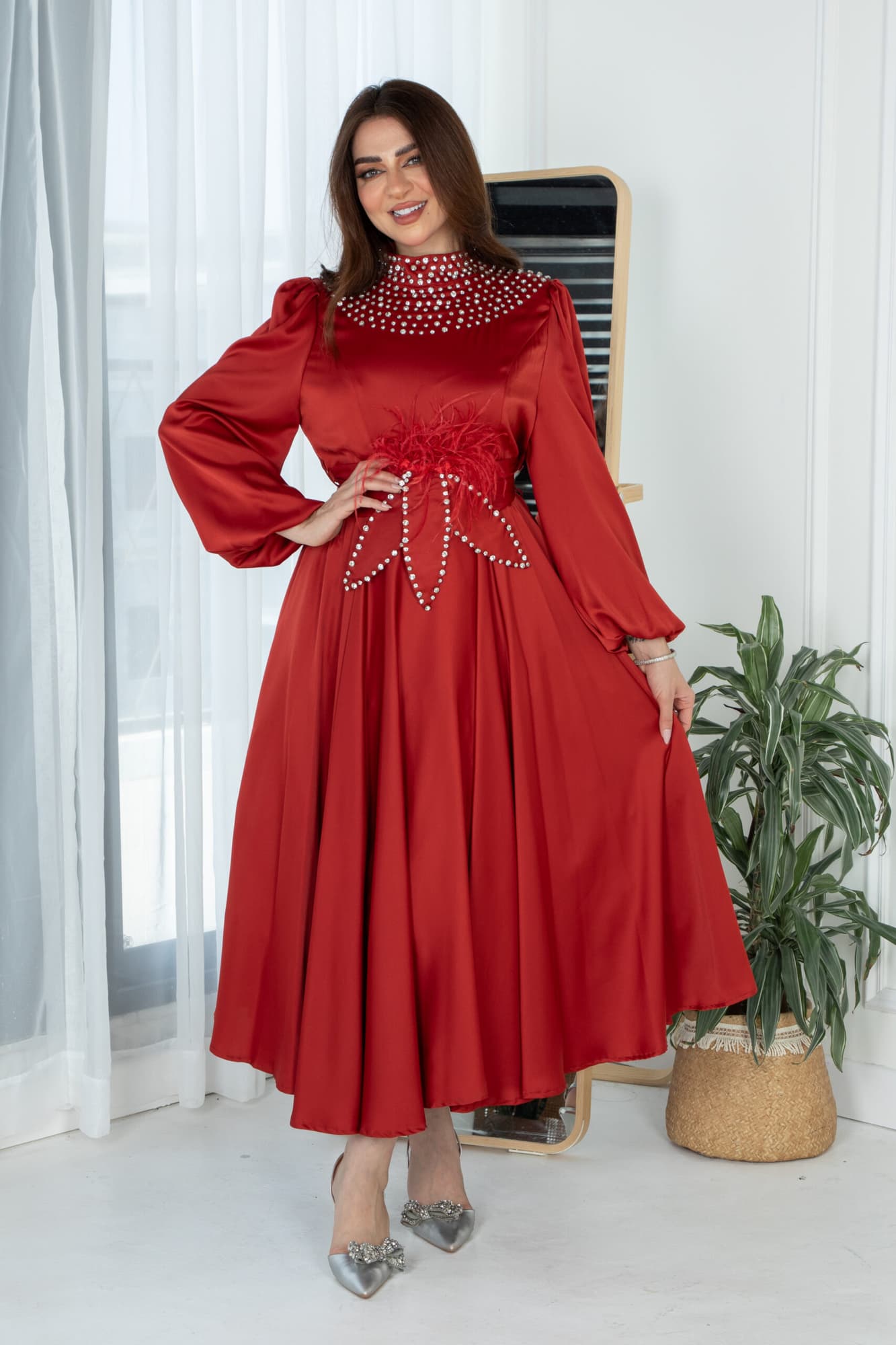 فستان ميدي ساتان بخط عنق مرصع بالكريستال