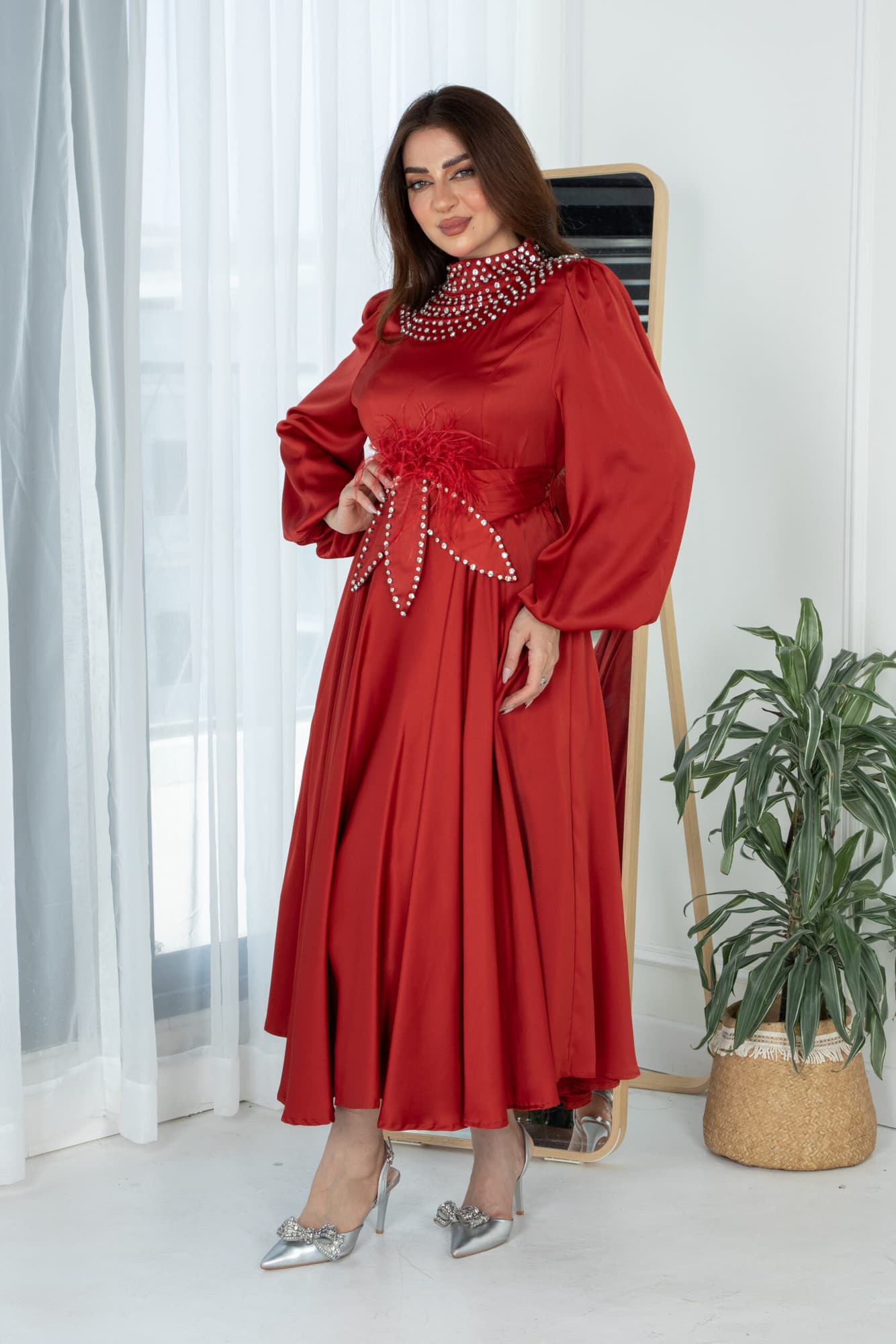 فستان ميدي ساتان بخط عنق مرصع بالكريستال