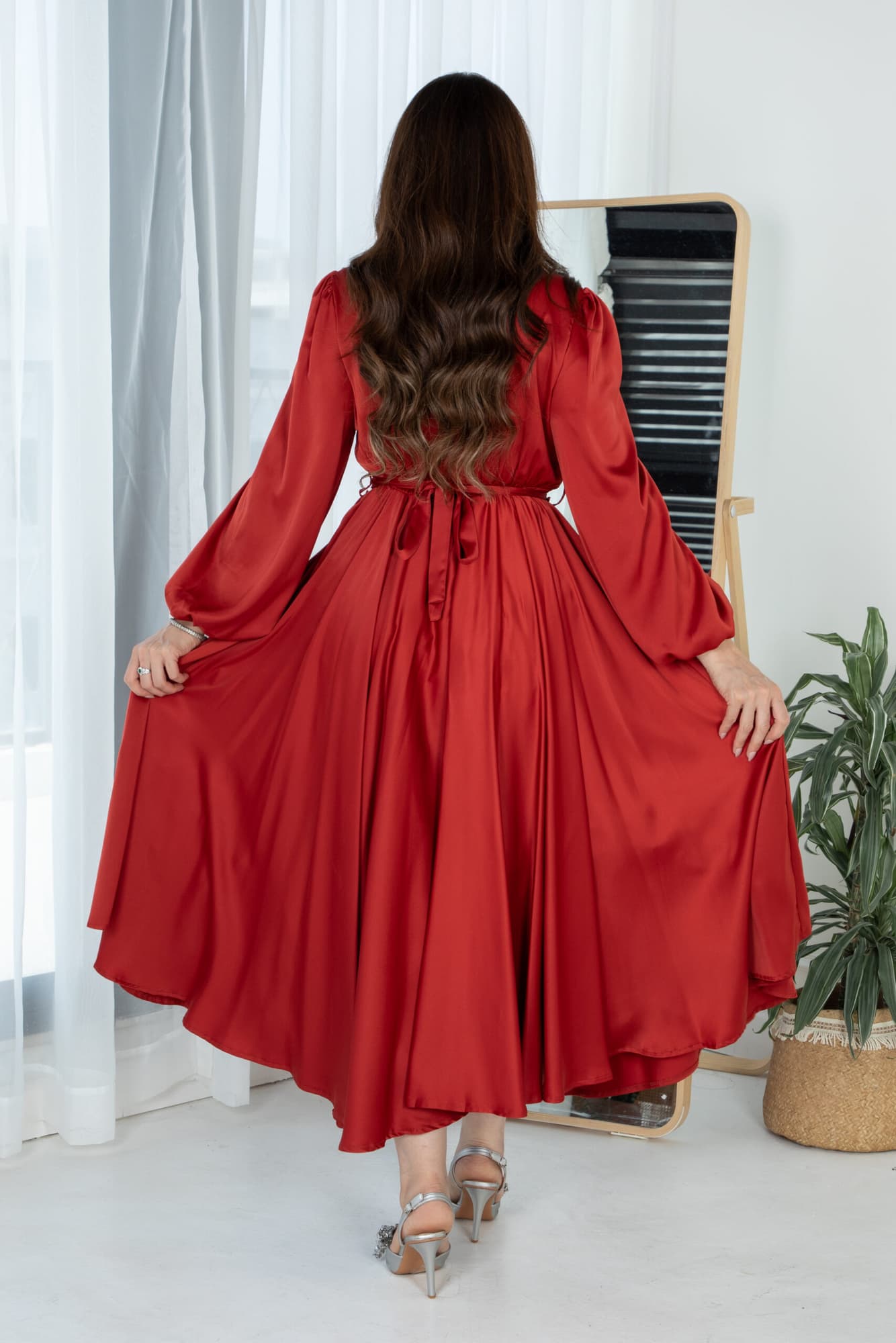 فستان ميدي ساتان بخط عنق مرصع بالكريستال