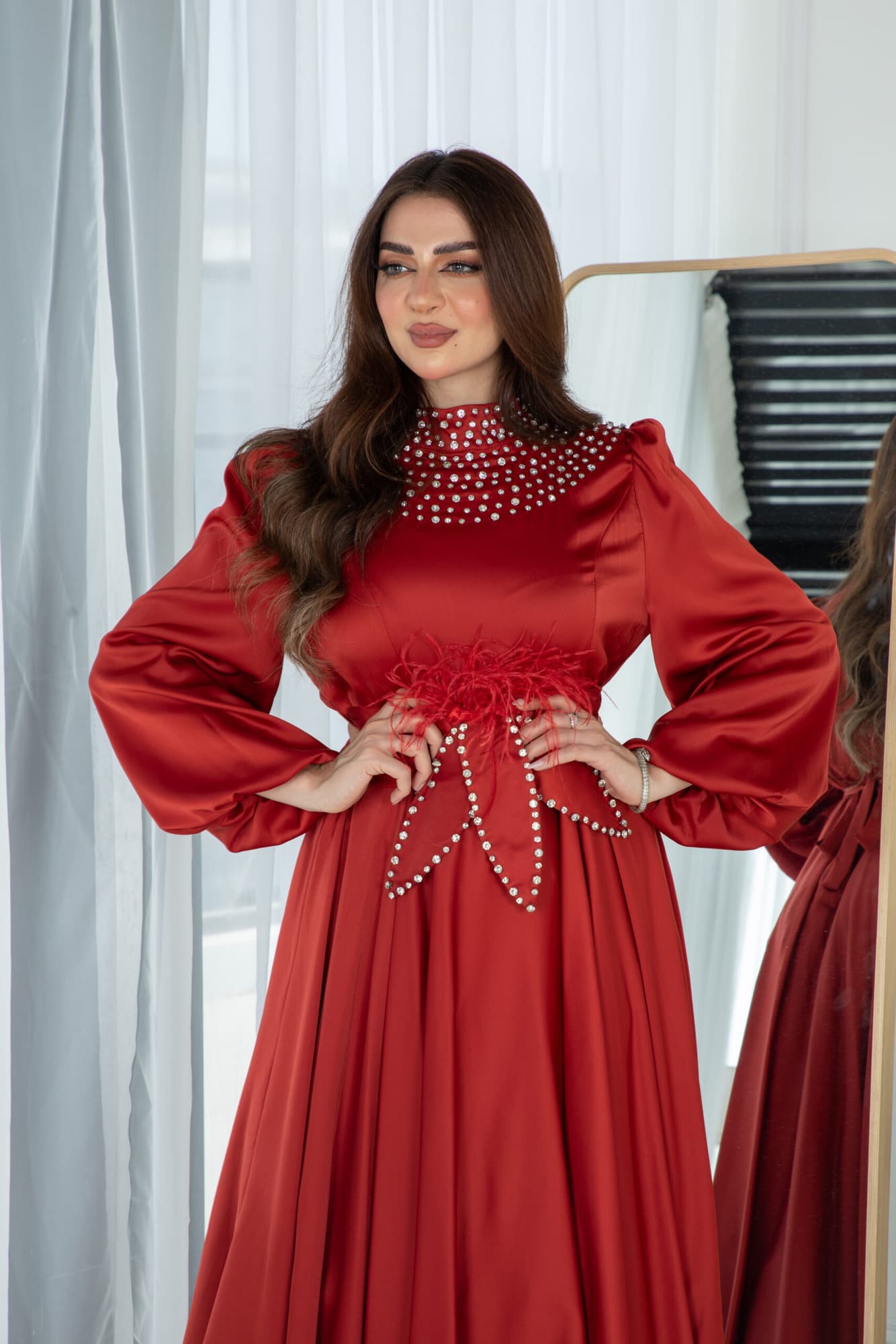 فستان ميدي ساتان بخط عنق مرصع بالكريستال