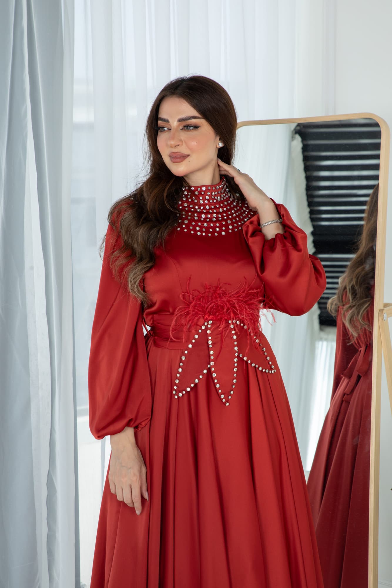 فستان ميدي ساتان بخط عنق مرصع بالكريستال