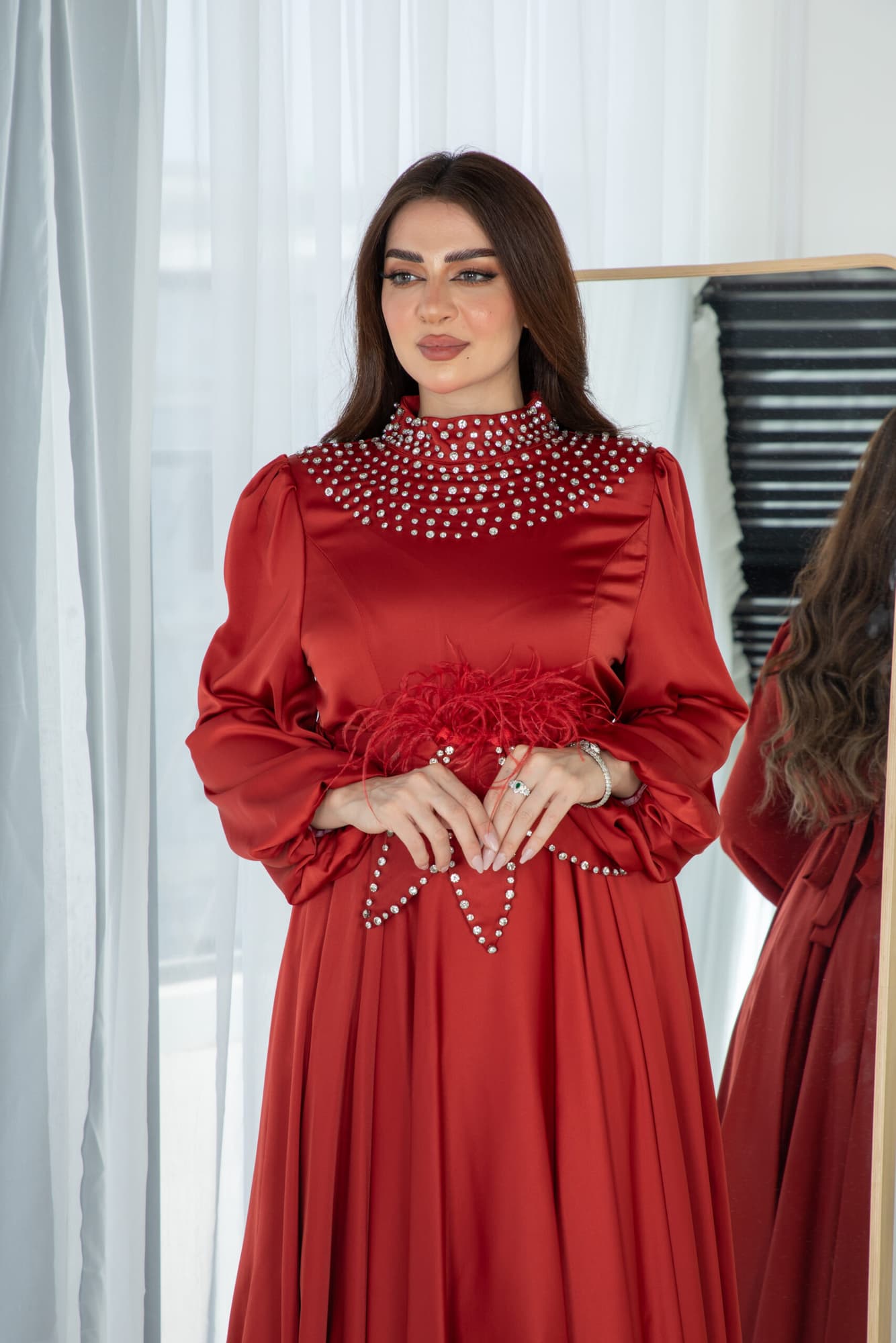 فستان ميدي ساتان بخط عنق مرصع بالكريستال